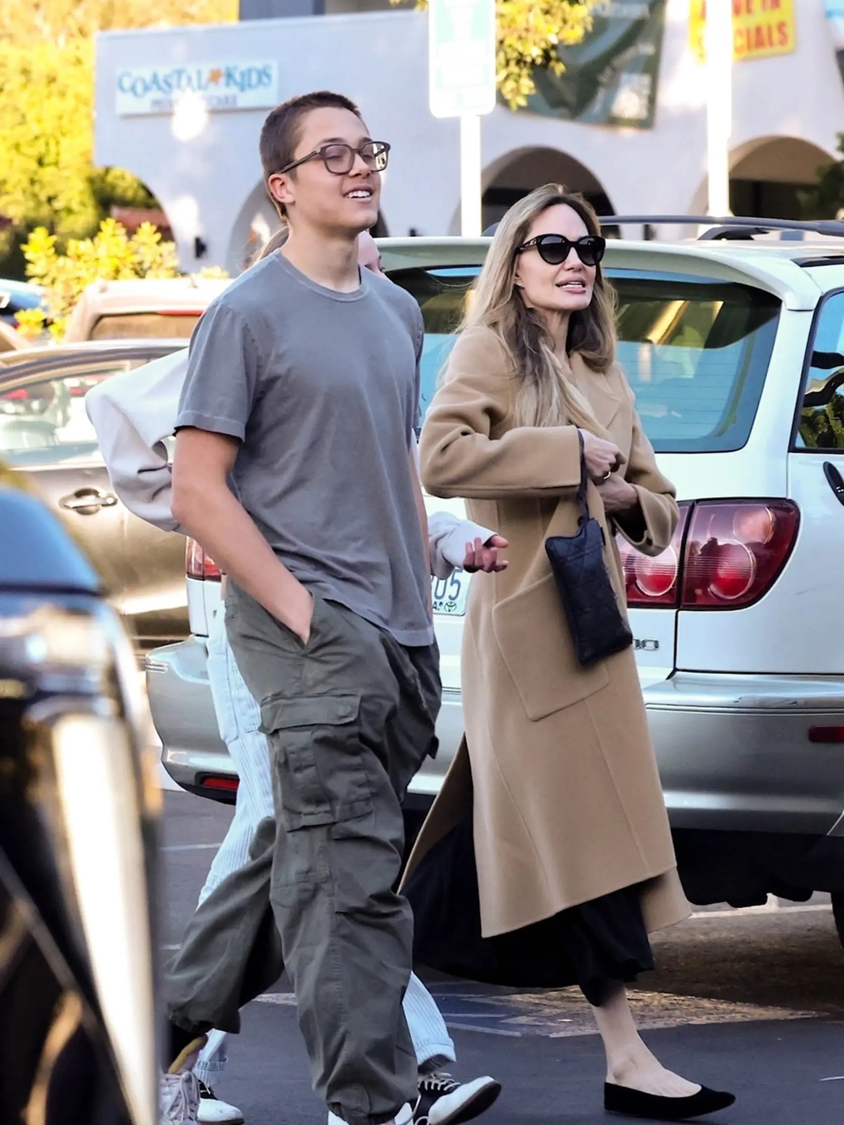 Krásna Angelina Jolie si prechádza veľkou životnou zmenou. Herečka sa totiž musela zmieriť s tým, že jeden z jej synov sa rozhodol odsťahovať z domu.