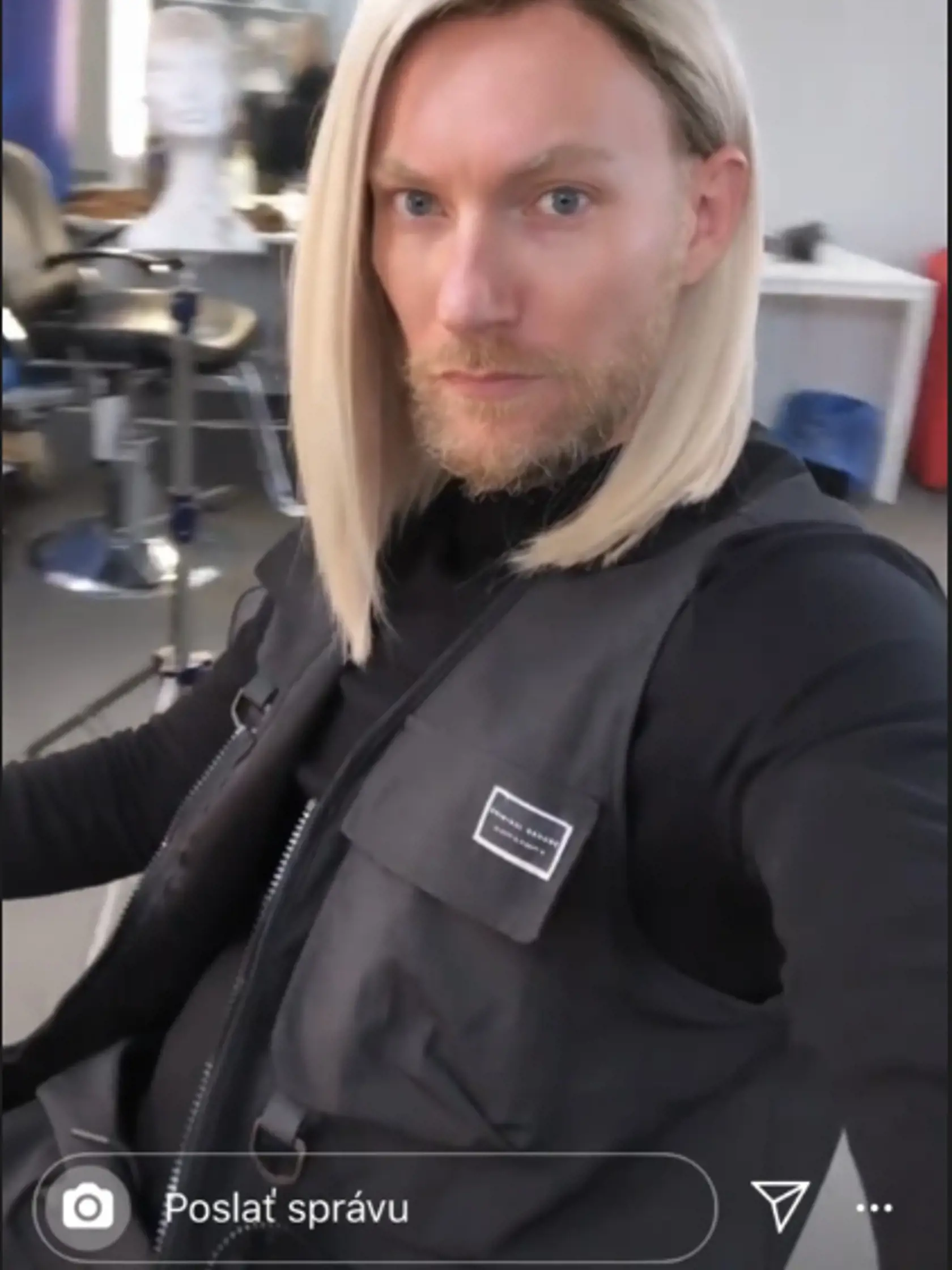 Za premenou stál Martin Tyl, ktorý si parochňu vyskúšal.