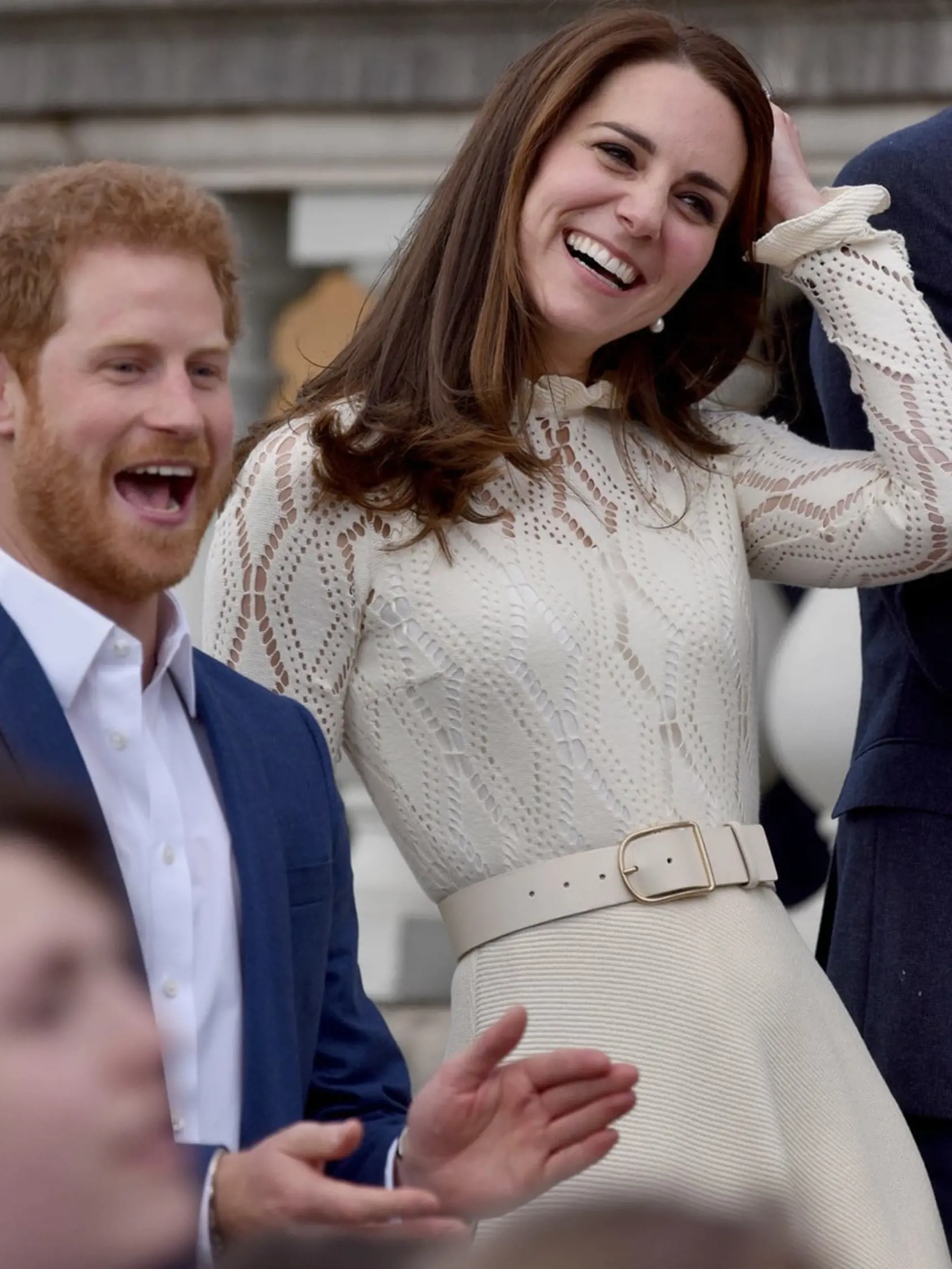 Kate a Harry rozdávali široké úsmevy.