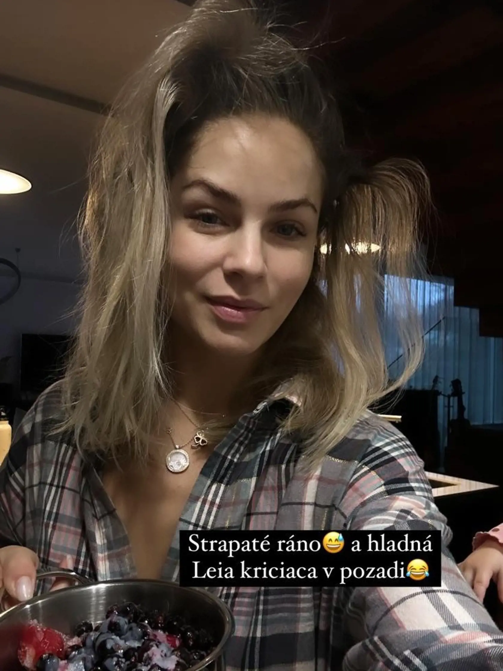 Ivana musela pripraviť raňajky ešte pred vlastnými potrebami. No čo ženy, ktoré to máte podobne? Treba uznať, že aj strapatej Ivane to náramne sekne!