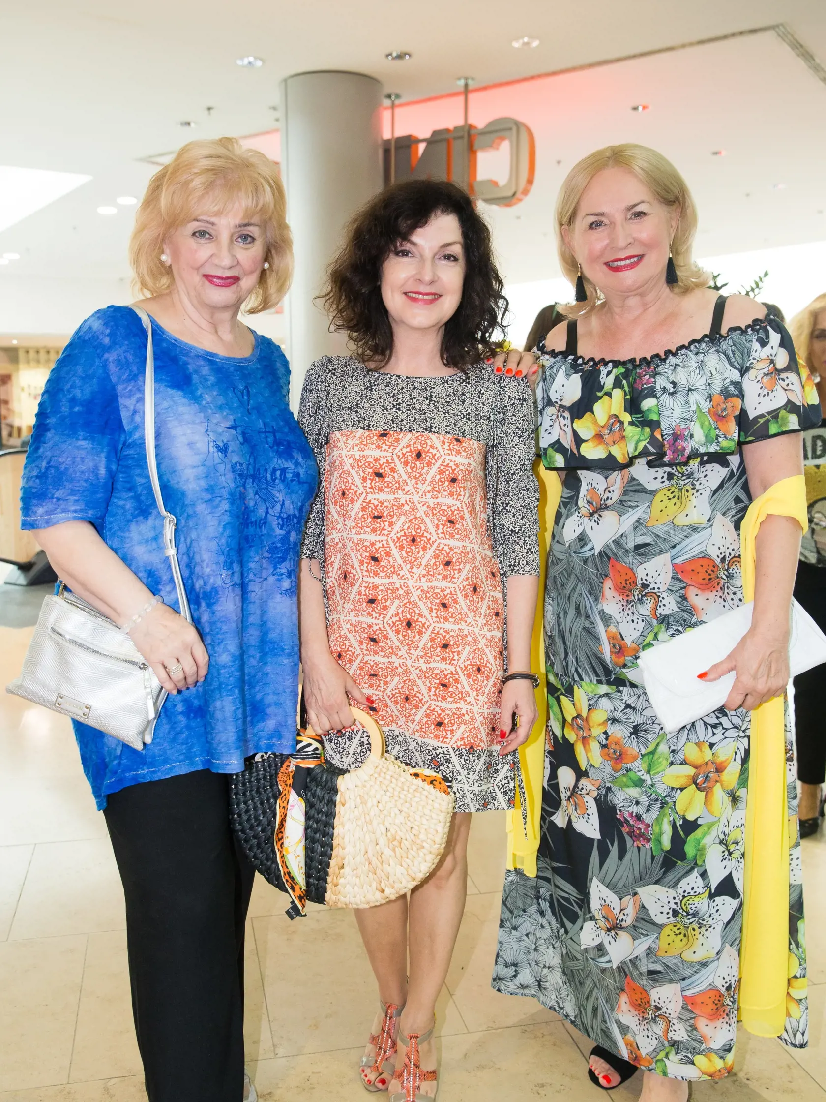 Premiéra hraného filmu Mamma Mia v jednom z bratislavských kín, za účasti známych osobností s následným rautom na nábreží Dunaja. Na snímke Nora Beňačková, Beáta Dubasová a Ada Straková.
