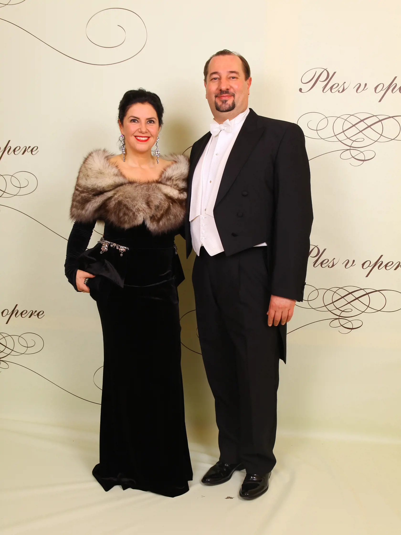 Rok 2015: Iveta Malachovská opäť nechýbala na Plese v opere. Moderátorka sa predviedla v zamatovej čiernej róbe, no tentokrát si dekolt zakrývala elegantnou kožušinkou. 