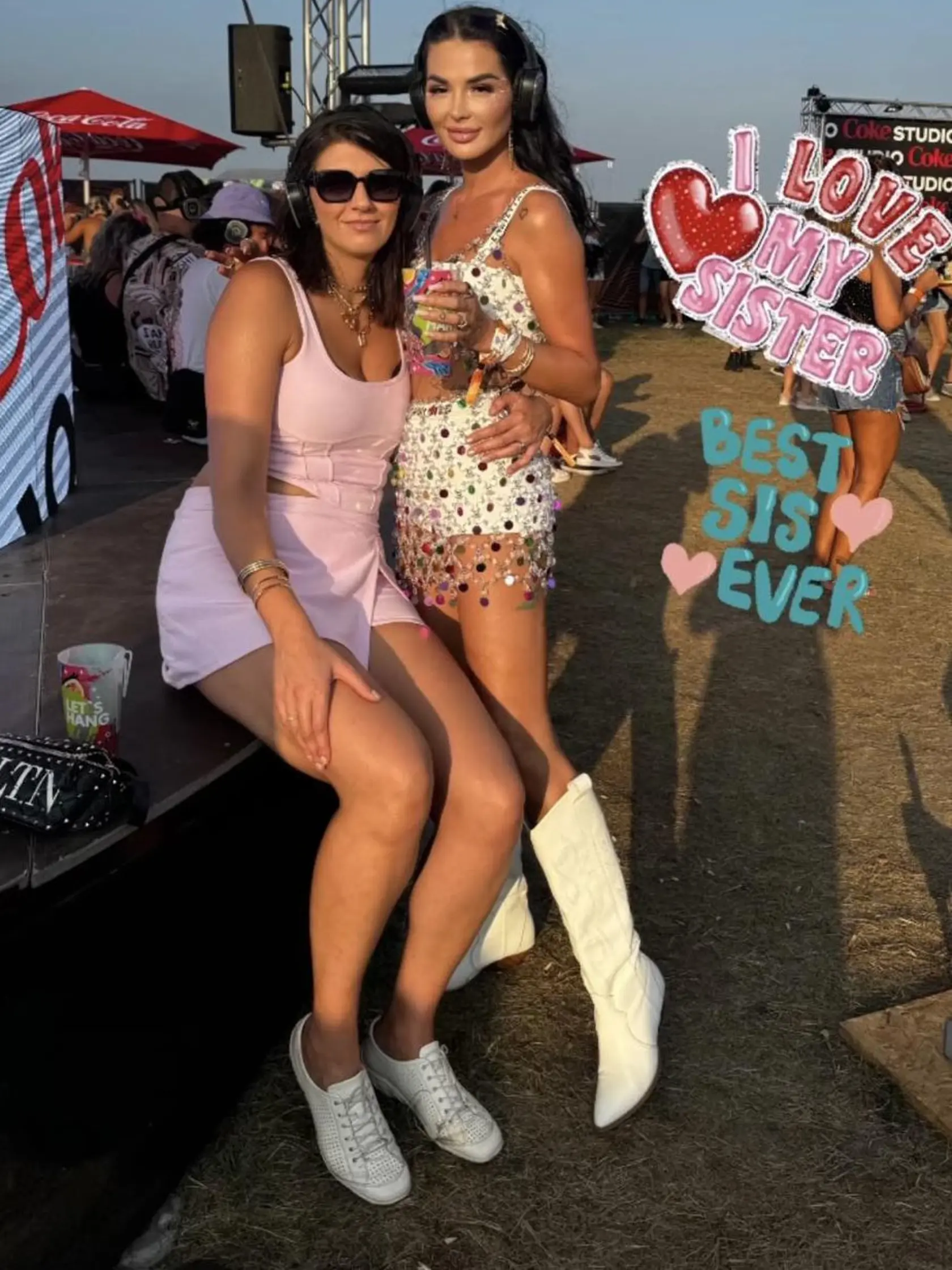 Zuzana Plačková tretí, posledný deň na festivale Lovestream. Na snímke so sestrou Martinou. 