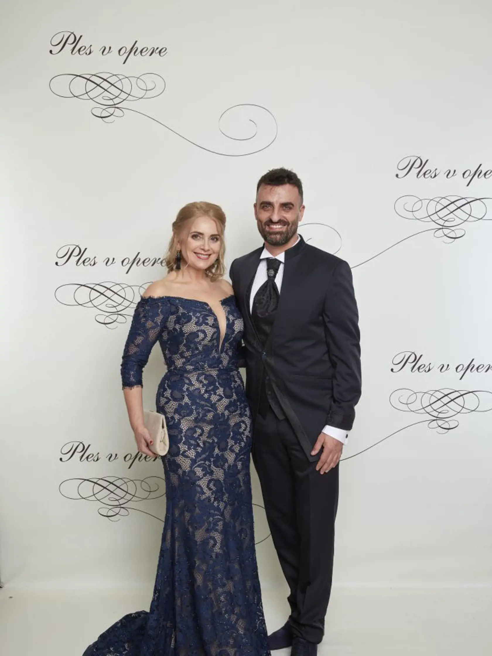Ivan Jakes v roku 2018 vynechal Dakar a tak mal dosť času užiť si Ples v opere. Spoločnosť mu vtedy robila extravagantná herečka Zuzana Vačková, ktorá ukázala hlboký a hlavne nabitý dekolt.