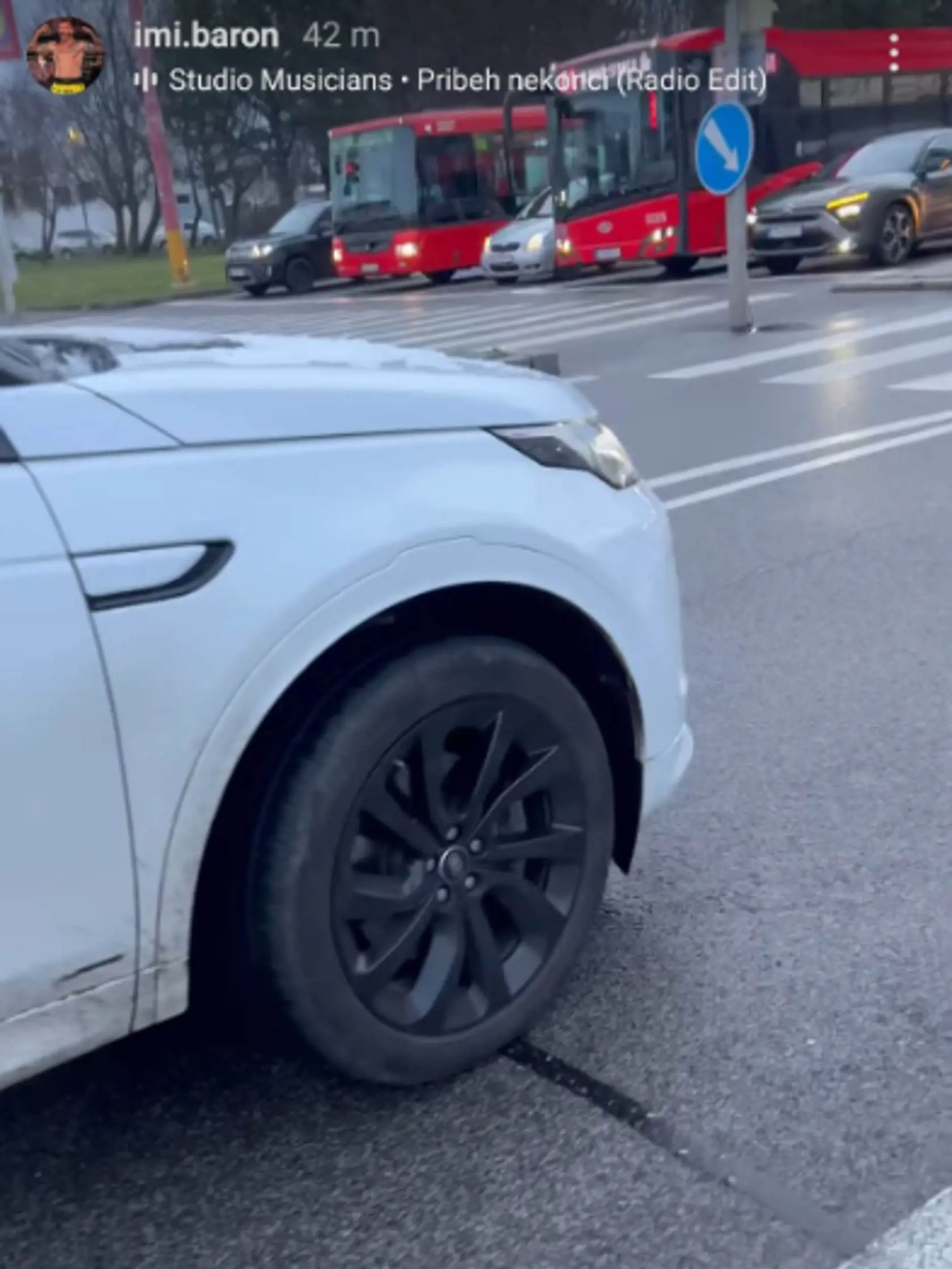 Bývalý farmár Baron mal nehodu. Pozrite, ako dopadlo jeho veľké biele auto.