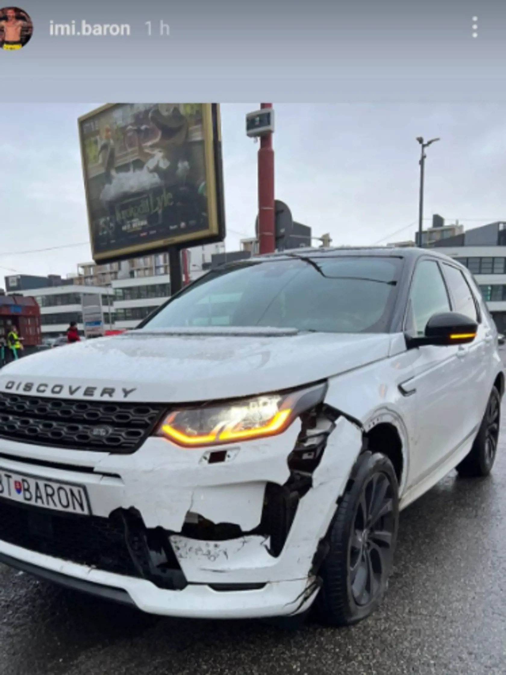 Bývalý farmár Baron mal nehodu. Pozrite, ako dopadlo jeho veľké biele auto.