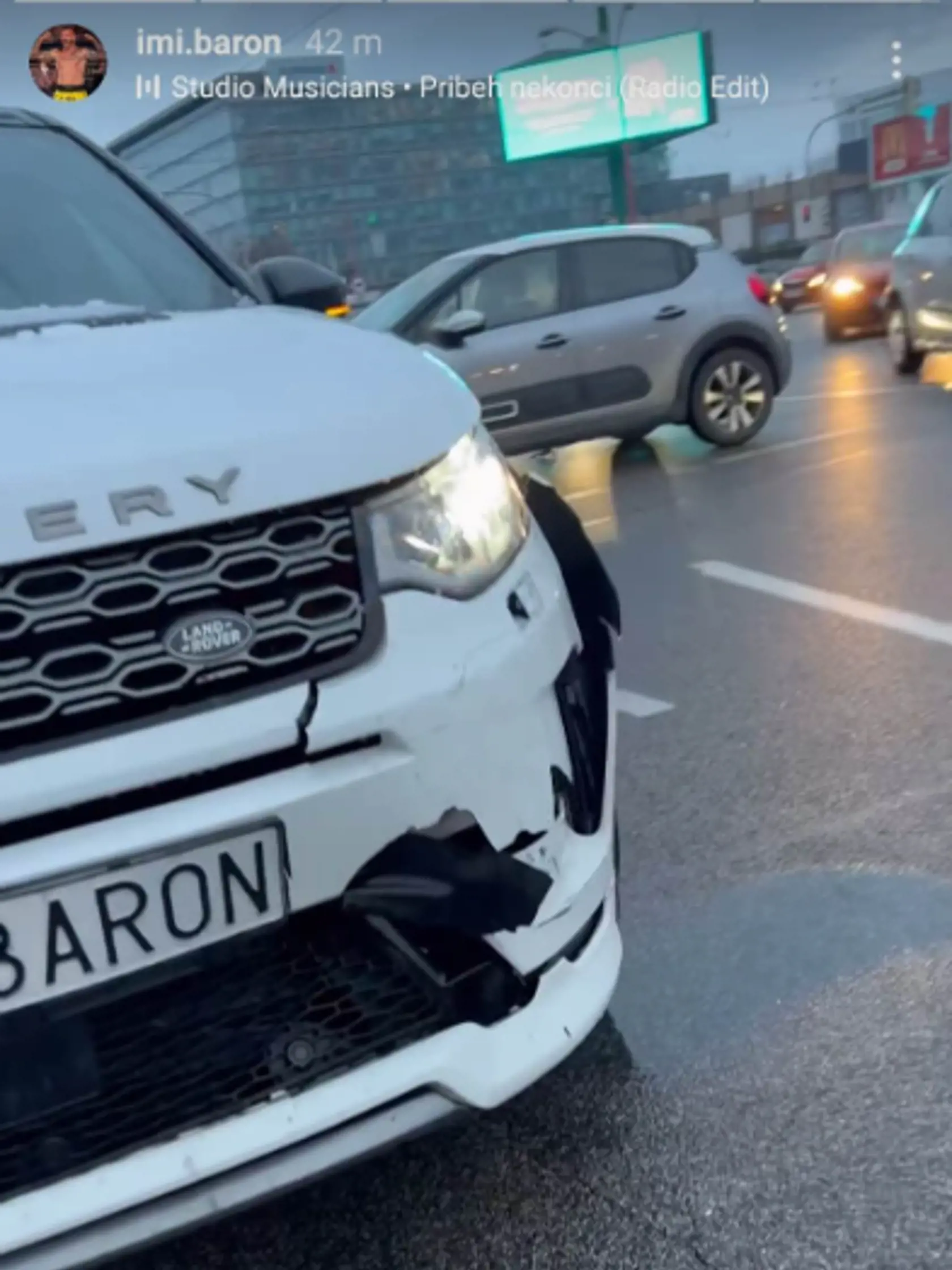Bývalý farmár Baron mal nehodu. Pozrite, ako dopadlo jeho veľké biele auto.