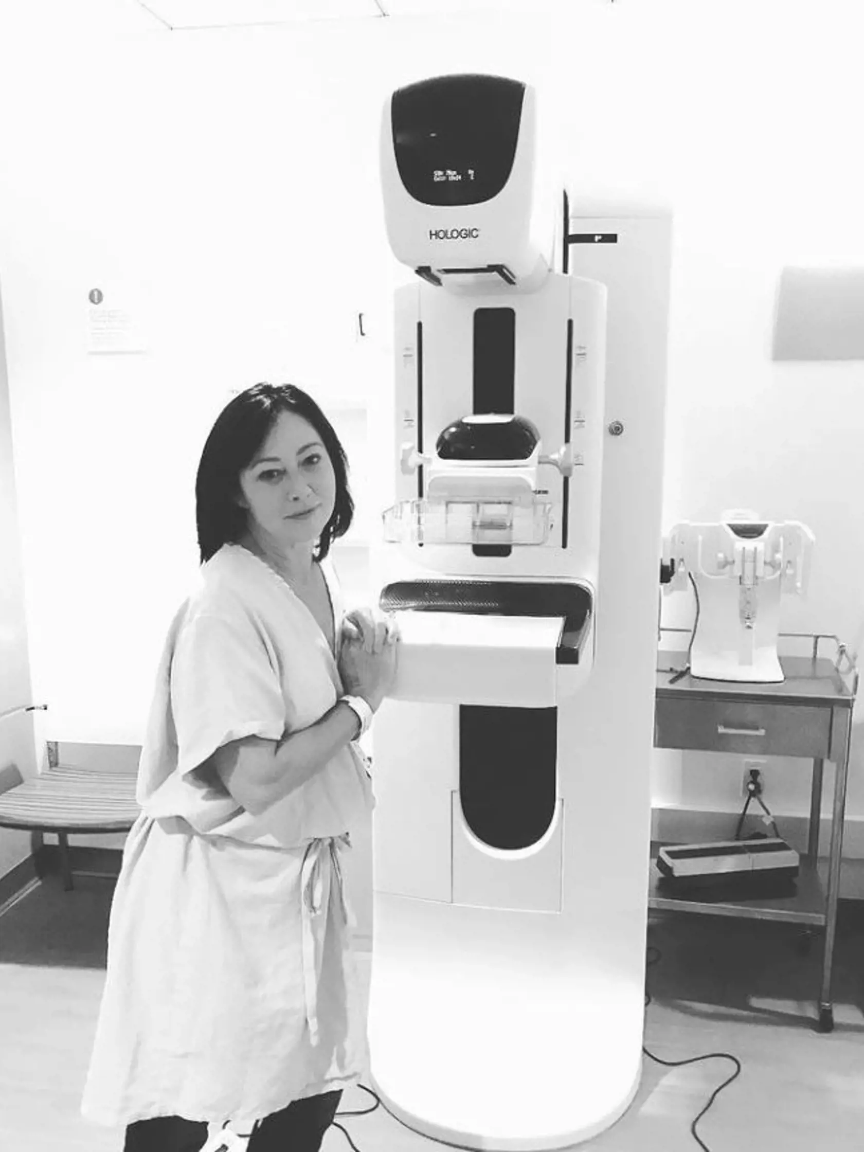 Shannen Dohertyovej prvýkrát diagnostikovali rakovinu prsníka v roku 2015 po zistení hrčky v prsníku, ktorá sa ukázala ako rakovinová.