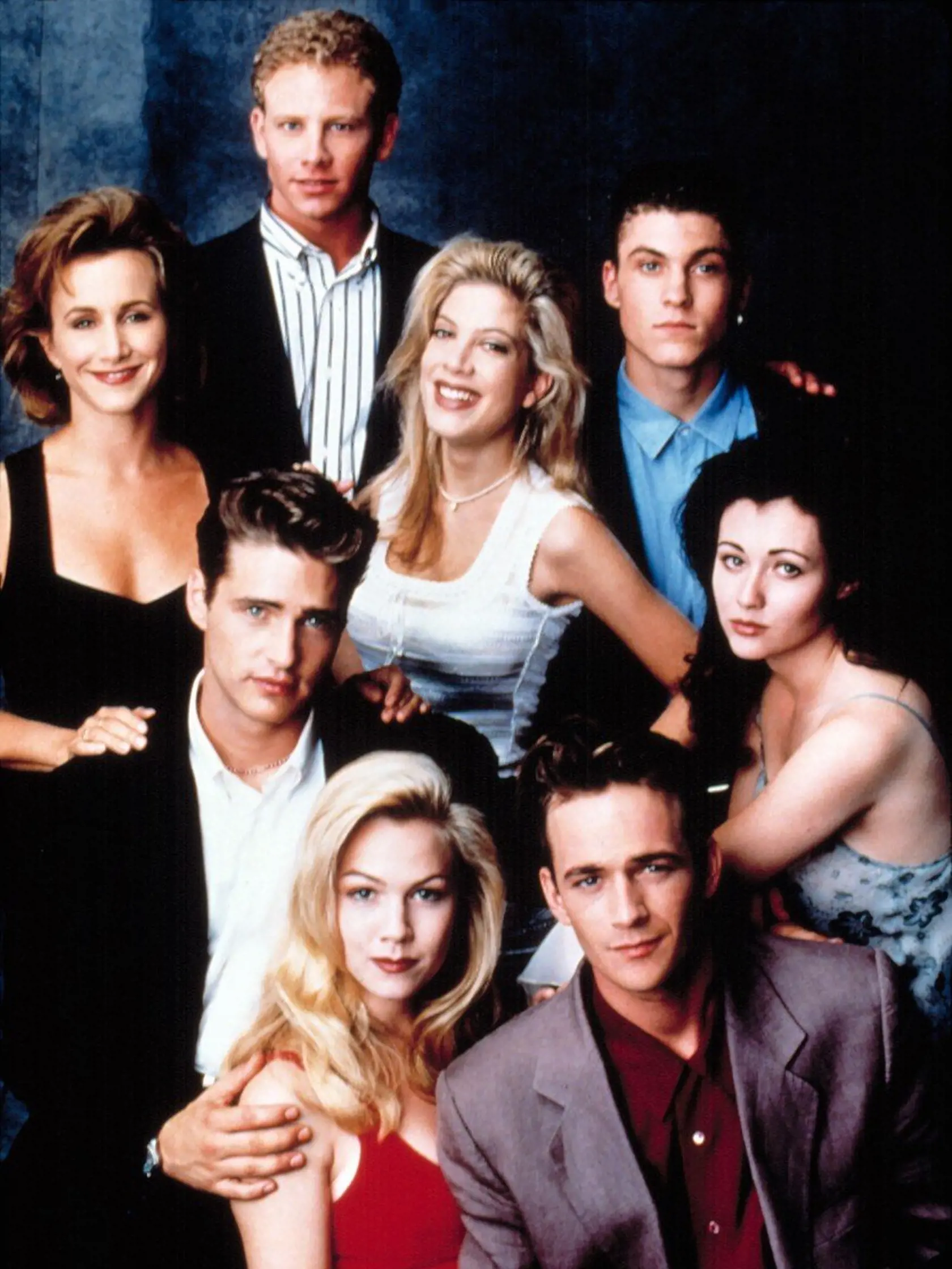 BEVERLY HILLS, 90210, 1990-2000, (front to back), Gabrielle Carteris, Ian Ziering, Tori Spelling, Brian Austin-Green, Jason Priestley, Shannen Doherty, Jennie Garth, Luke Perry, 1993, Image: 99004041, License: Rights-managed, Restrictions: For usage credit please use; Courtesy Everett Collection, Model Release: no, Credit line: Profimedia, Everett
