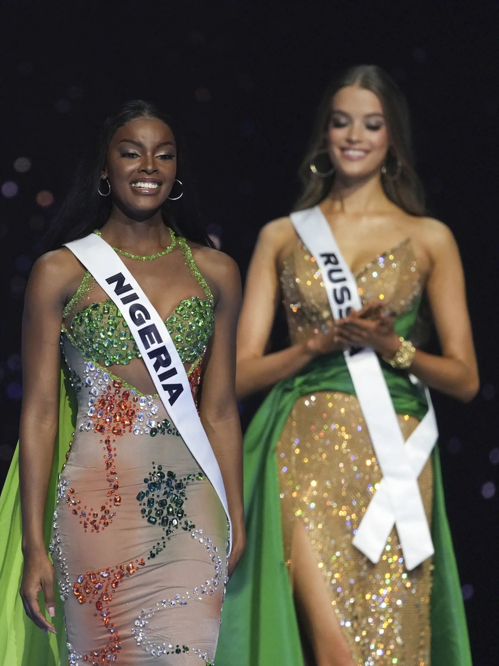 KK23 Mexiko - Miss Nigéria Chidimma Adetshinaová (vľavo) počas 73. ročníka súťaže krásy Miss Universe v mexickej metropole v sobotu 16. novembra 2024.  FOTO TASR/AP
Miss Nigeria Chidimma Adetshina, left, competes during the final round of the 73rd Miss Universe Beauty Pageant in Mexico City, Saturday, Nov. 16, 2024. (AP Photo/Fernando Llano)