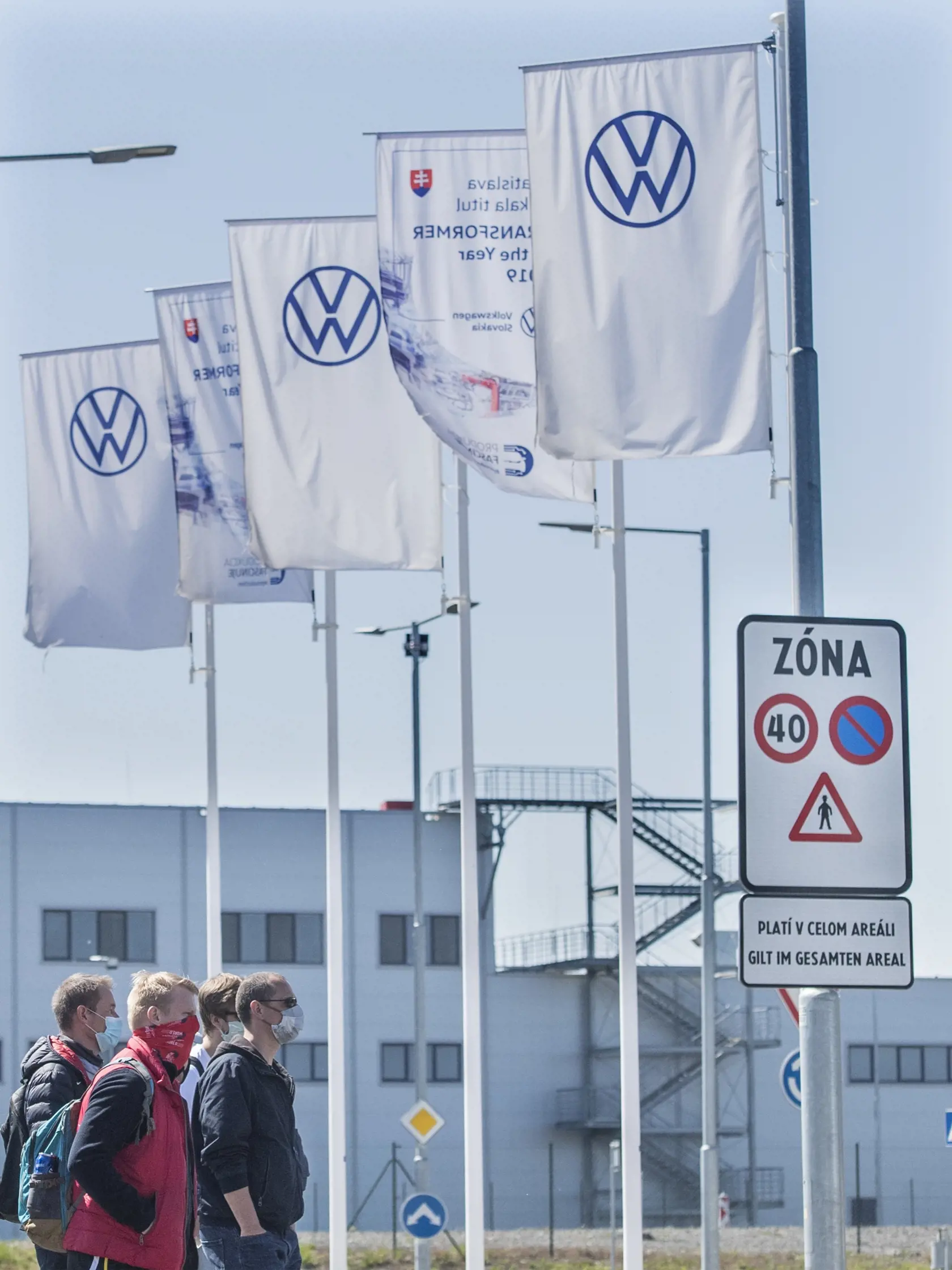 Na snímke zamestnanci automobilky Volkswagen Slovakia a.s. odchádzajú z práce po obnovení výroby v Bratislave 20. apríla 2020. Bratislavský Volkswagen od pondelka po niekoľkotýždňovej prestávke čiastočne obnovil výrobu automobilov. Bratislavský závod rozbehol v jednozmennej prevádzke za prísnych opatrení jeden zo segmentov vyrábajúcich SUV vozidlá. Firma prerušila výrobu 17. marca 2020 pre aktuálnu krízovú situáciu v súvislosti s novým koronavírusom. Automobilka sa rozhodla prerušiť výrobu aj z 