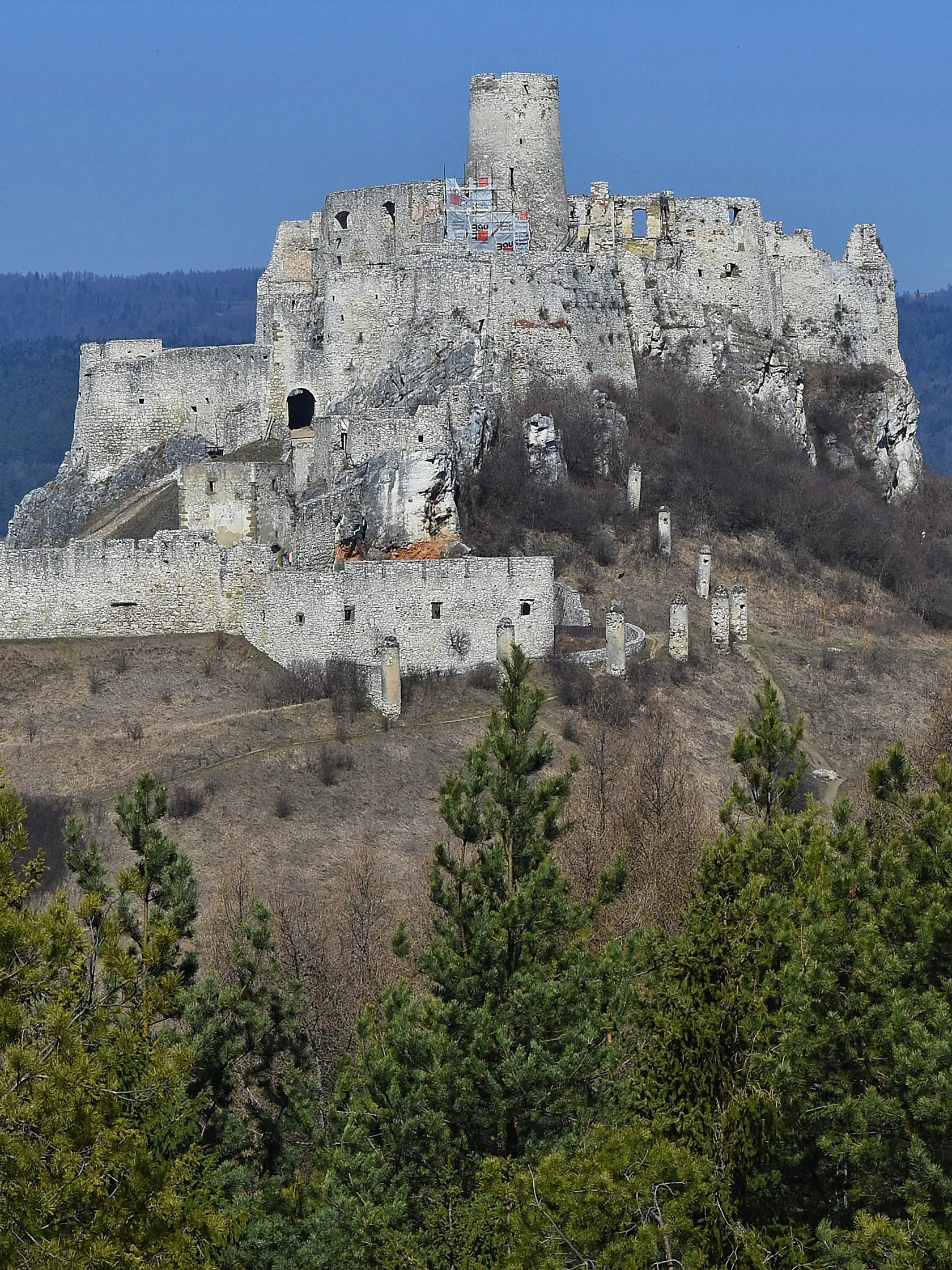 Na snímke juhovýchodný pohľad na Spišský hrad z chránenej prírodnej rezervácie Dreveník neďaleko obce Žehra