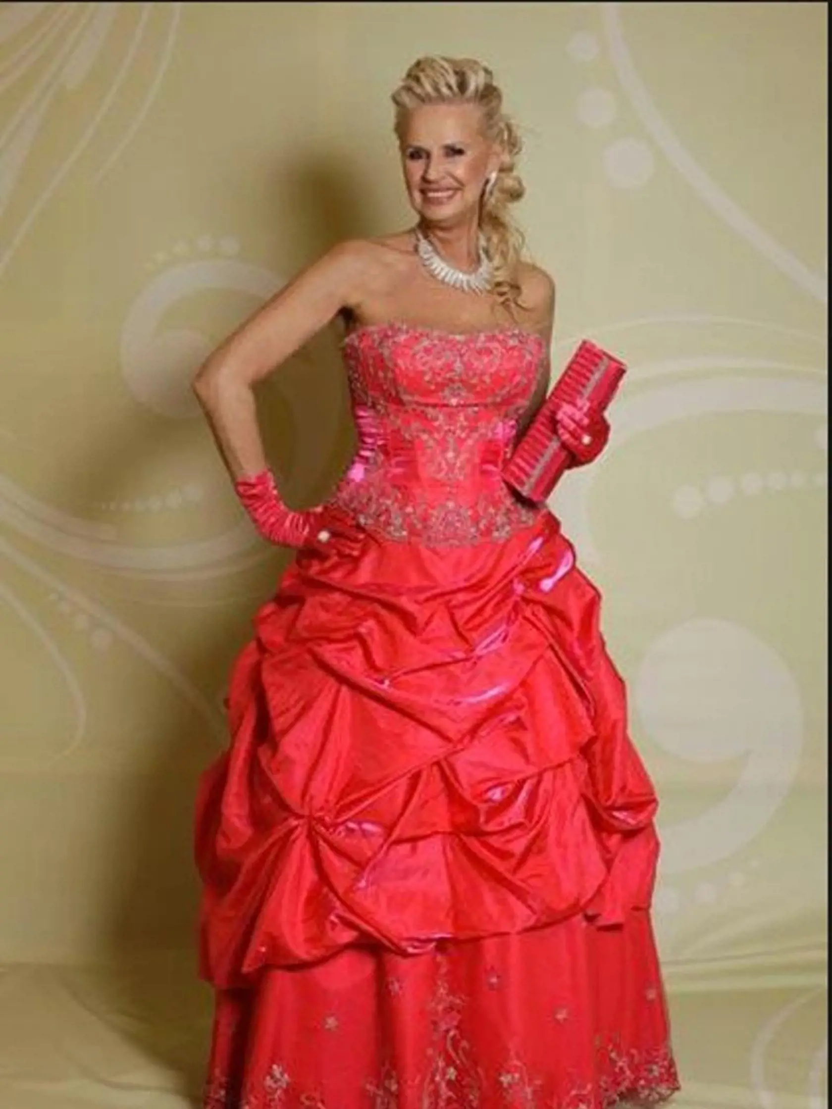 Speváčka Eva Máziková dorazila na Ples v opere v roku 2011 ako nadýchaná červená torta.