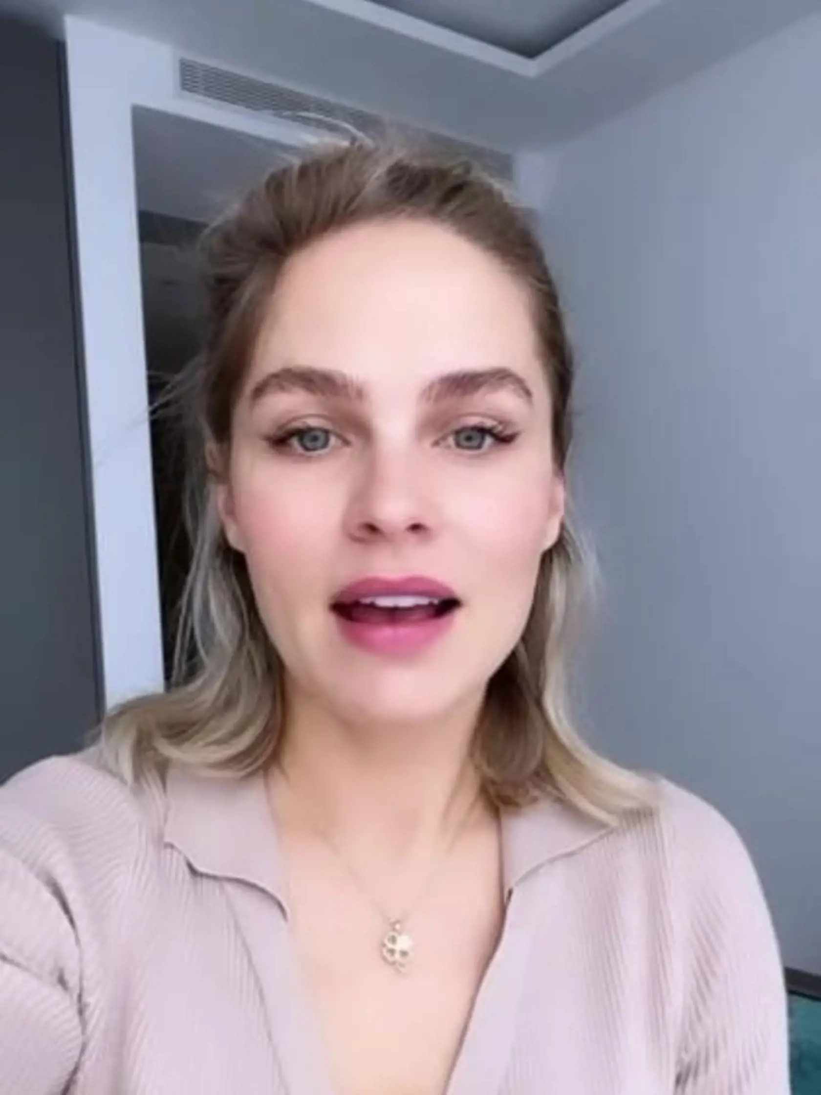 Ivanke Gáborík tehotenstvo veľmi pristane. Ukázala bujný dekolt.