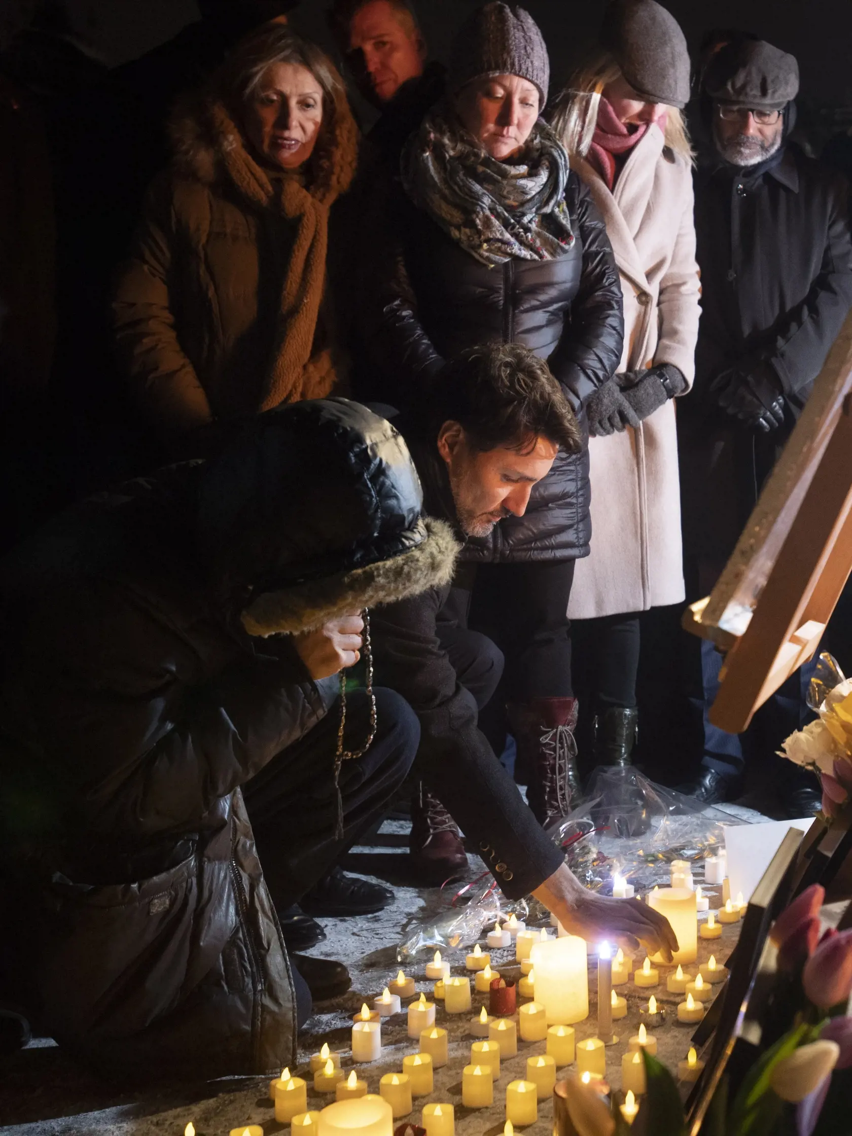 KK15 Ottawa - Na snímke kanadský premiér Justin Trudeau počas vigílie za obete z havarovaného lietadla leteckej spoločnosti Ukraine International Airlines (UIA) neďaleko Teheránu, 9. januára 2020 v Ottawe. Stovky ľudí sa vo štvrtok neskoro večer zišli v kanadskom Toronte, aby si uctili pamiatku 176 obetí havárie ukrajinského dopravného lietadla, ktoré sa v stredu ráno zrútilo pri iránskom hlavnom meste Teherán. Obdobné pietne zhromaždenia sa konali aj v Ottawe a Montreale, pričom kanadský premié