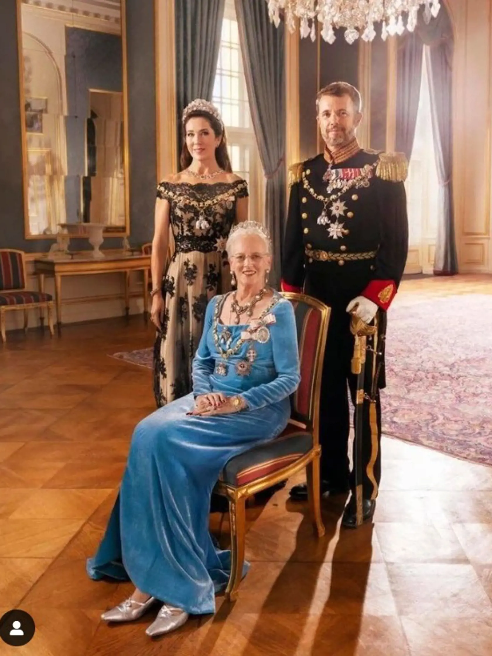 Nový dánsky kráľ Frederik s manželkou Mary a svojou matkou kráľovnou Margaret. Kráľovná oficiálne abdikovala dnes o 14:00.
