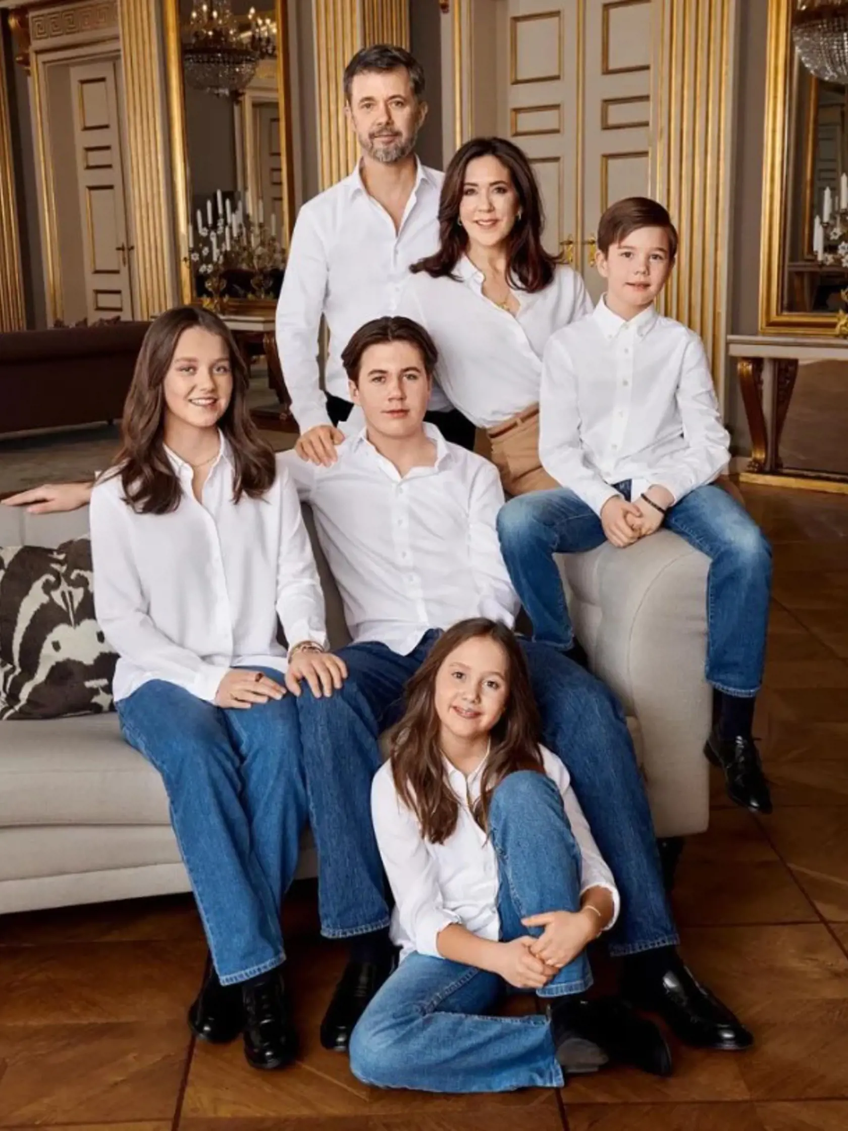 kráľ Frederik a kráľovná Mary majú štyri krásne deti. Dvoch synov a dve dcéry.