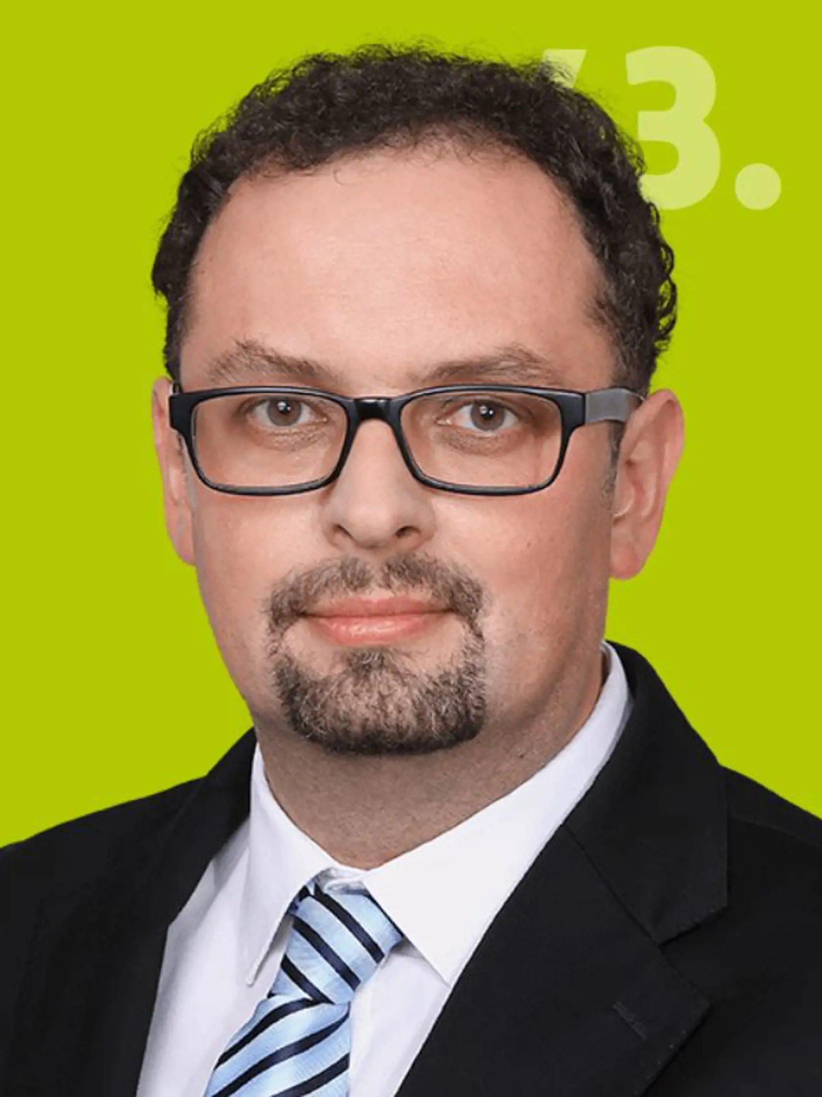 Poslanec Martin Čepček OĽaNO do parlamentu predkladá návrhy na sprísnenie interrupcií bez konzultácie so spolustranníkmi. Od hnutia dostal žltú kartu, pozastavili mu členstvo.