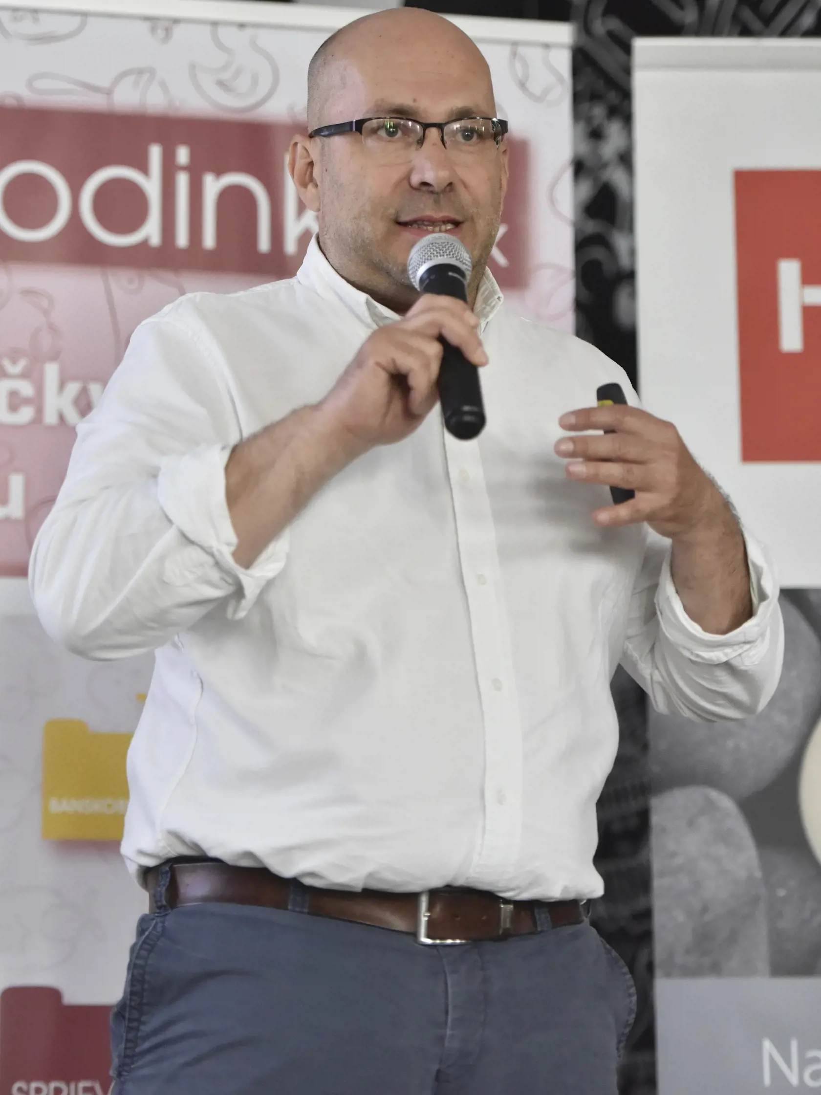 Uznávaný pôrodník a prednosta v pôrodnici v Univerzitnej nemocnici Bratislava v Ružinove Jozef Záhumenský hovorí, že sprísnenie interrupcií problém nevyrieši. Ženy budú za potratovými tabletkami cestovať do Rakúska a Česka.