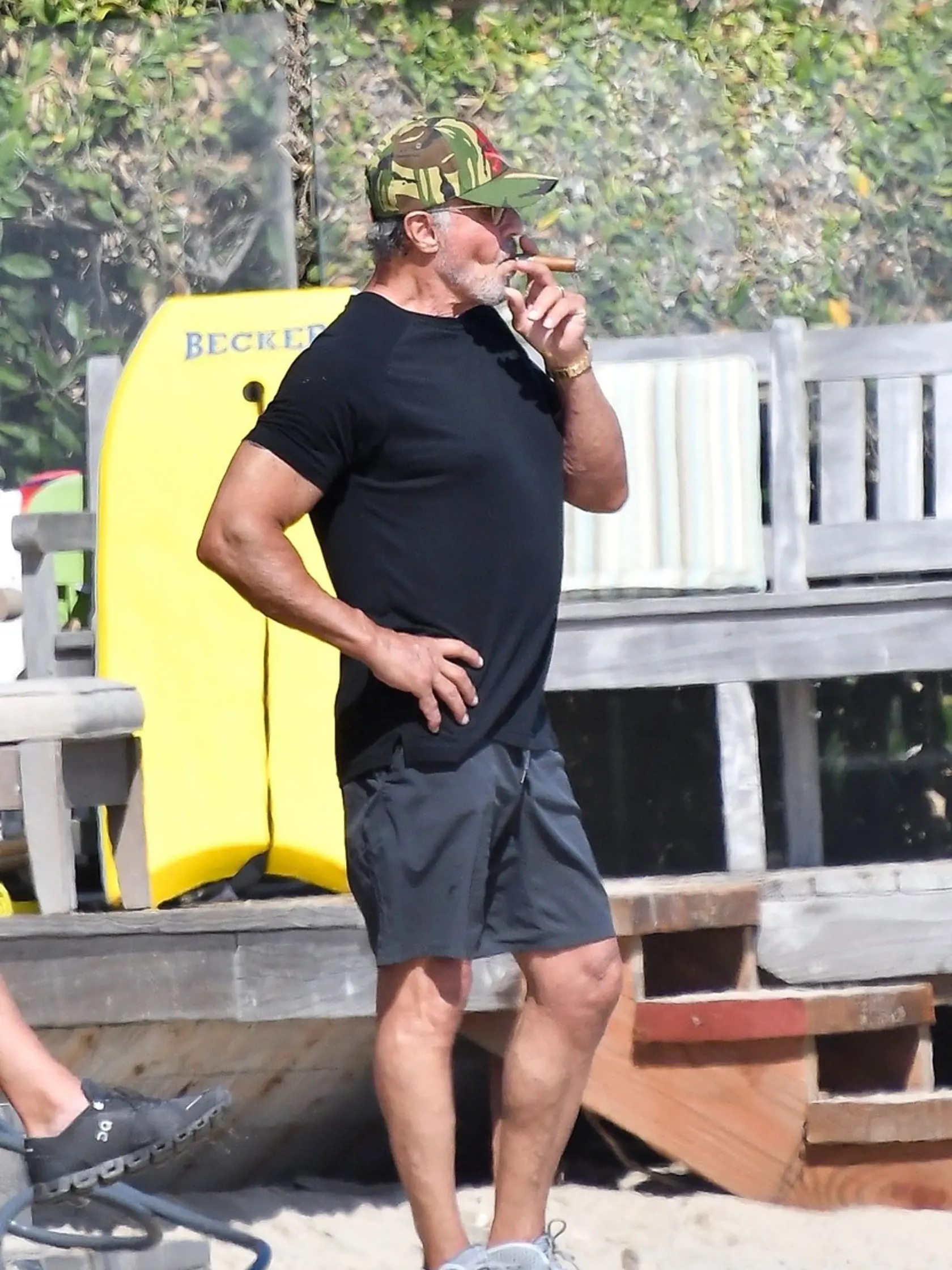 Herec Sylvester Stallone si užíval letné lúče na pláži s rodinkou. Zatiaľ čo bafkal cigáro, vo vode šantili jeho dve nádherné dcéry: Sofia a Scarlet.