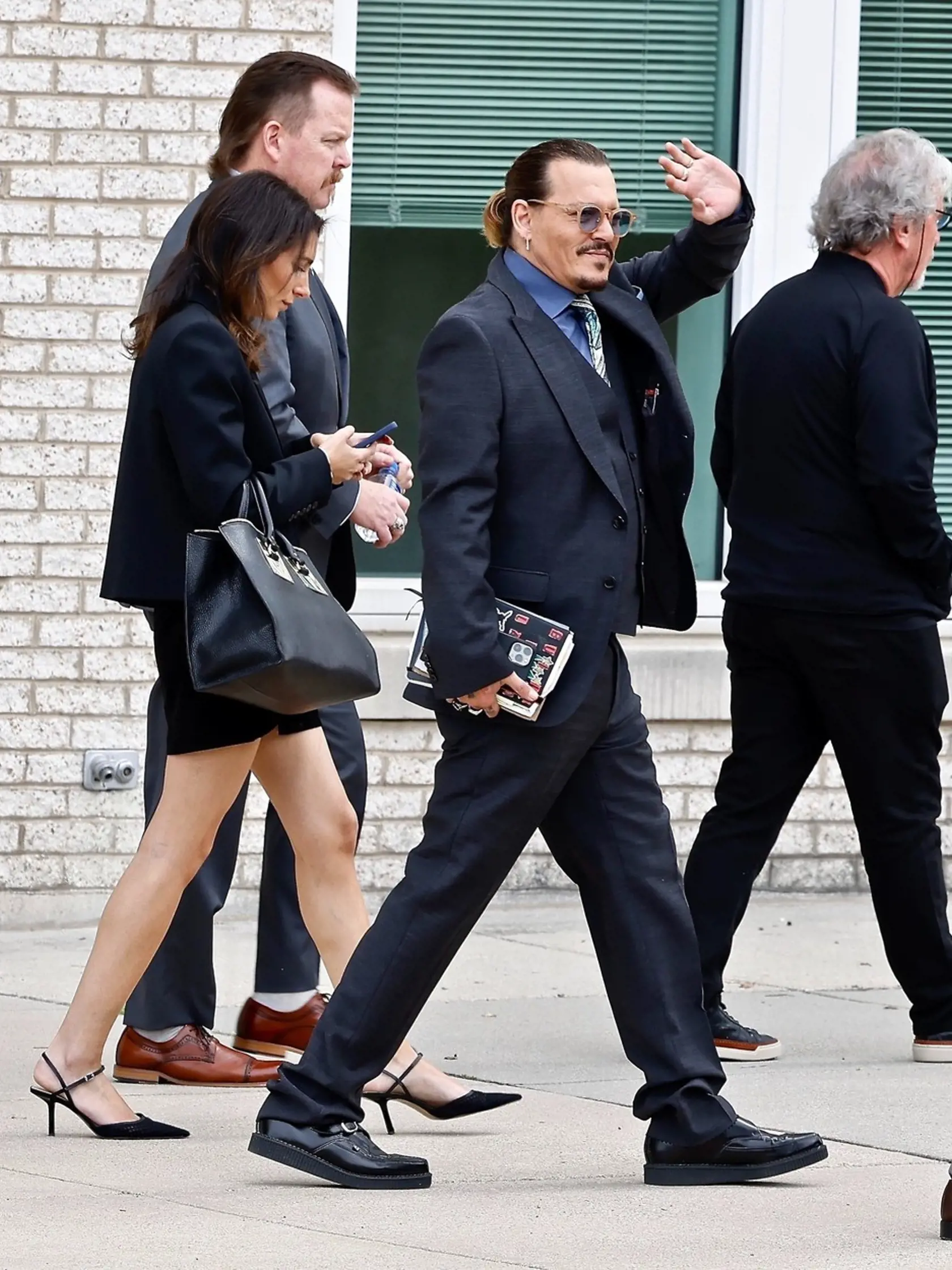 Americká herečka Amber Heardová v pondelok oznámila, že napokon súhlasí s urovnaním súdneho sporu, v rámci ktorého od nej žiadal jej exmanžel Johnny Depp niekoľkomiliónové odškodné za nactiutŕhanie.