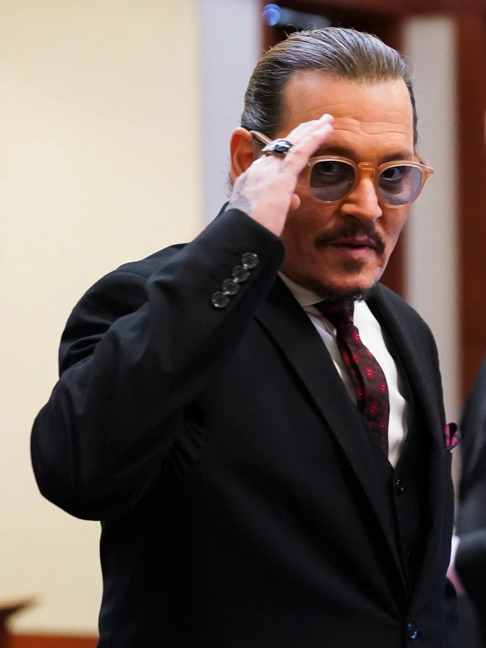 Herec Johnny Depp pri tom pred súdom označil obvinenia Heardovej zo zneužívania za „nepredstaviteľne brutálne, kruté a všetky falošné“.