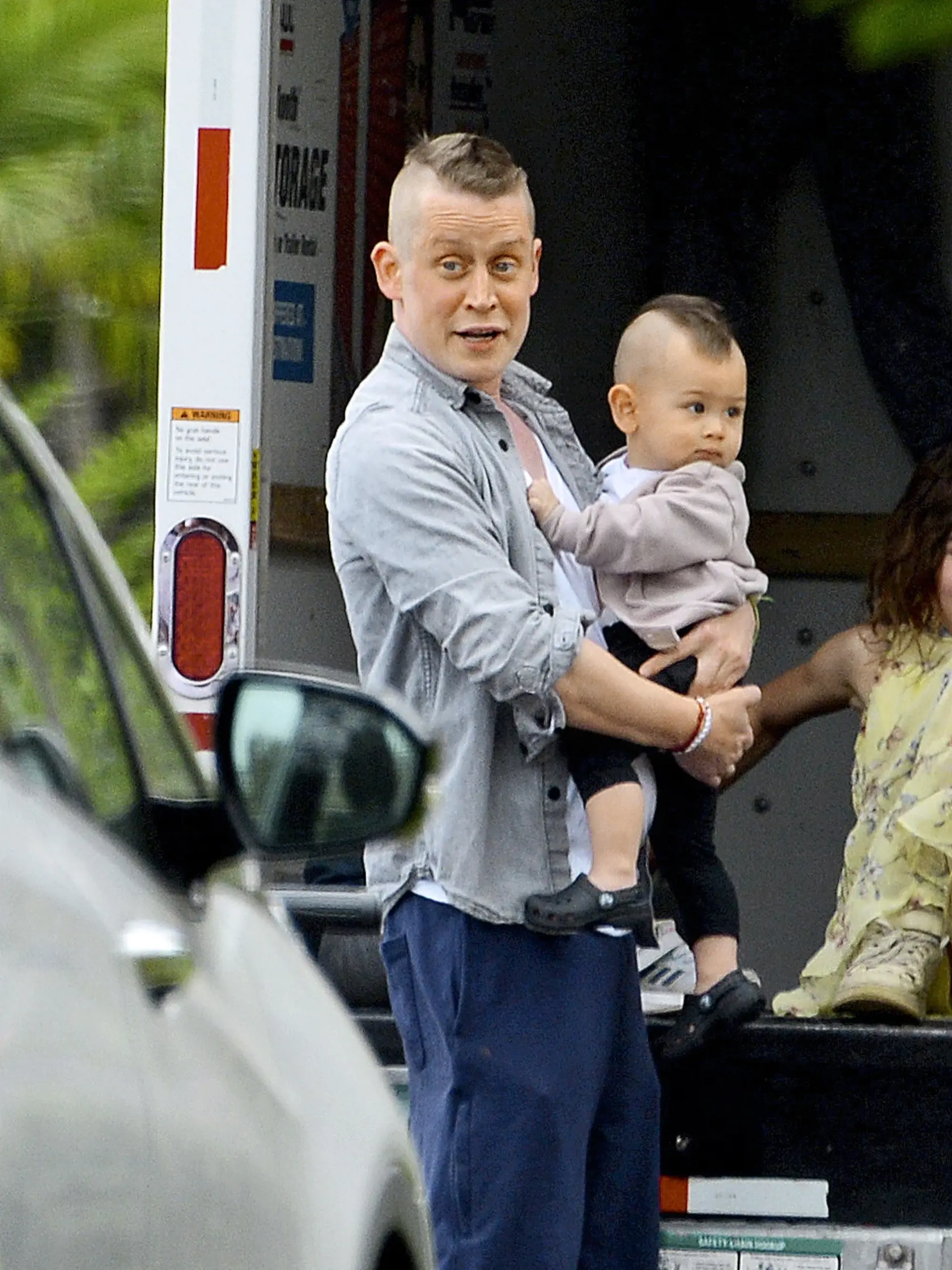 Culkin teraz nosí rovnaký účes ako jeho syn Dakota.