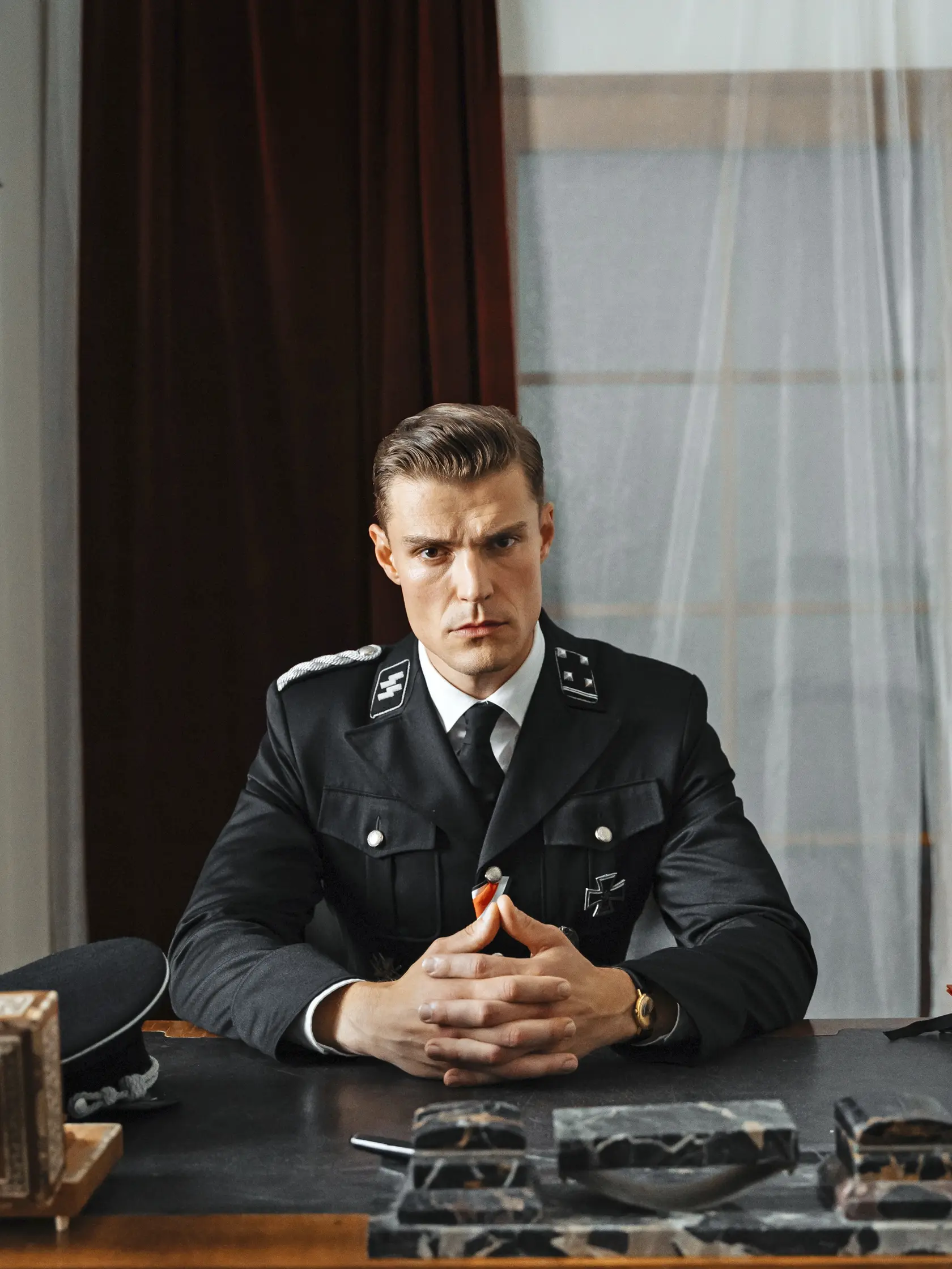 Ján Bakala vystupuje v seriáli Dunaj, k vašim službám ako autoritatívny nacista Horst Grabe.