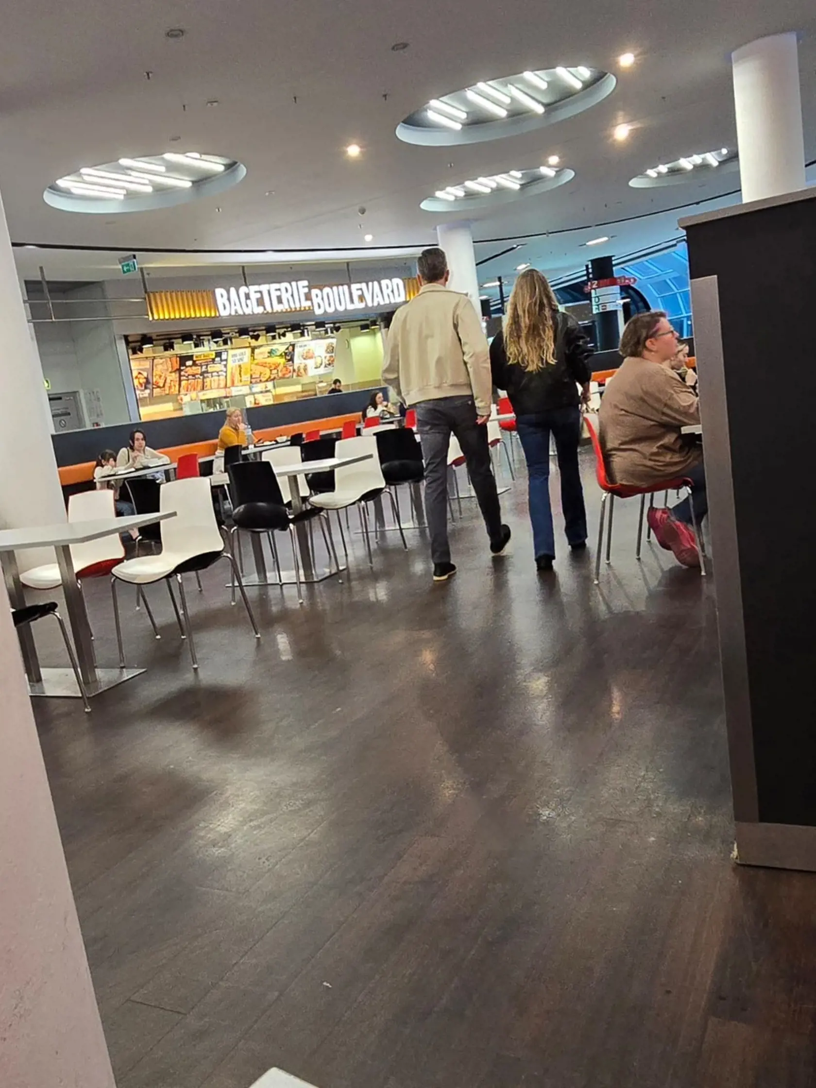 Exkluzívne zábery exministra Martina Glváča s misskou Annou Amenovou. Párik si užil spoločné chvíle v nákupnom centre, kde si obzerali obchody a najedli sa.