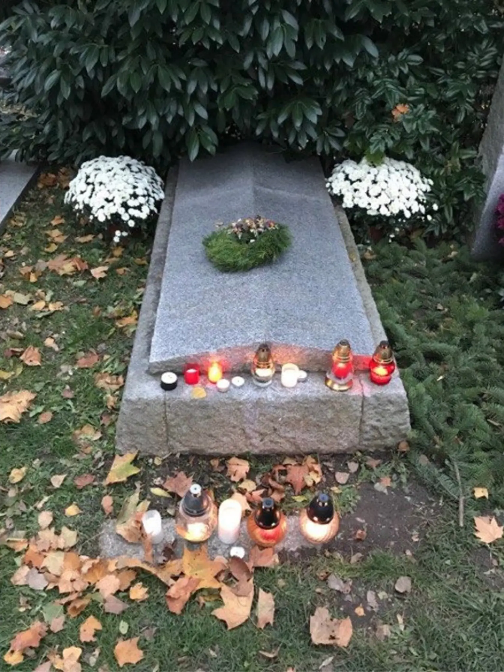 Hrob Jozefa Kronera pôsobil zanedbane a ošarpane.