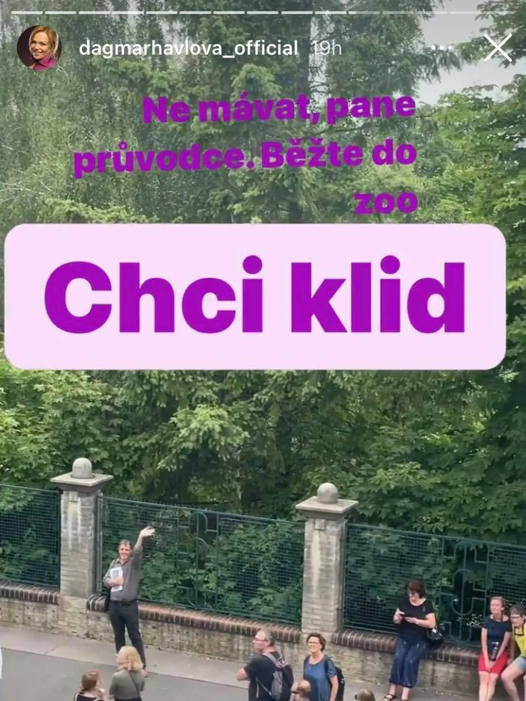 Pred domom Havlovej sa pravidelne zastavujú turisti.