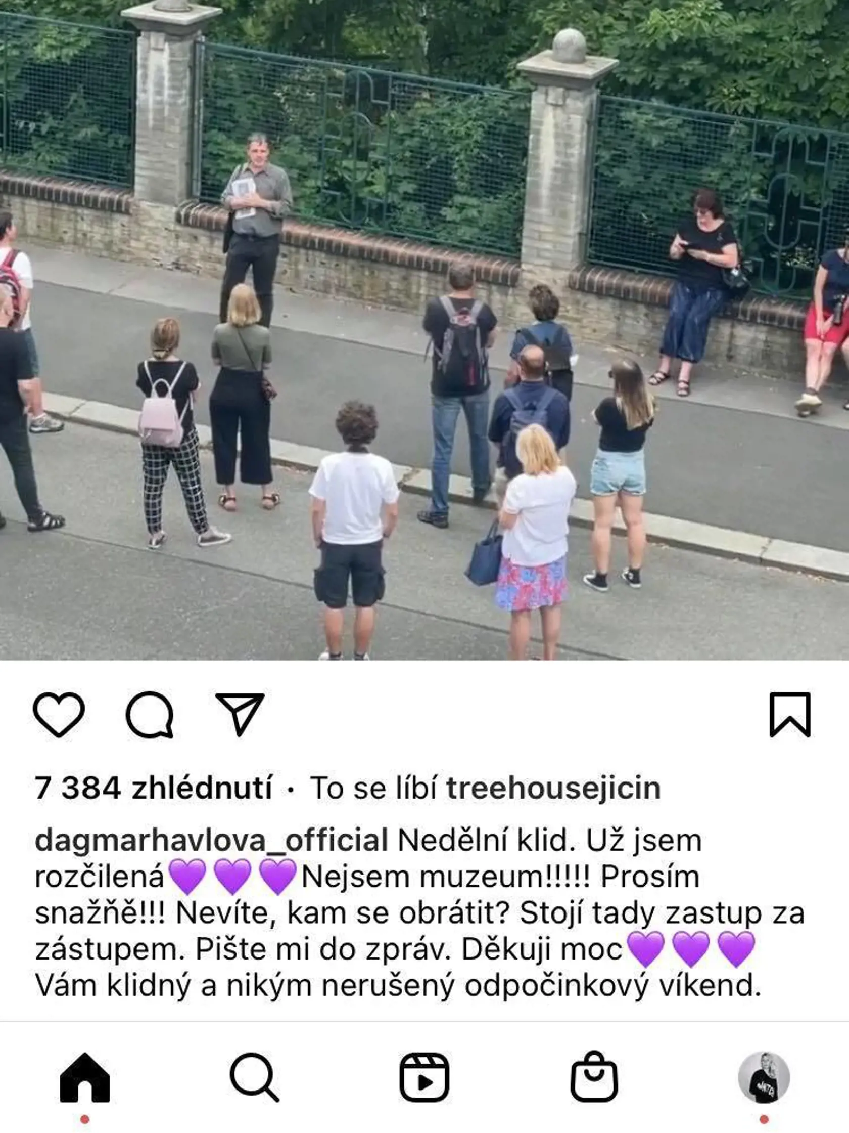 Pred domom Havlovej sa pravidelne zastavujú turisti.