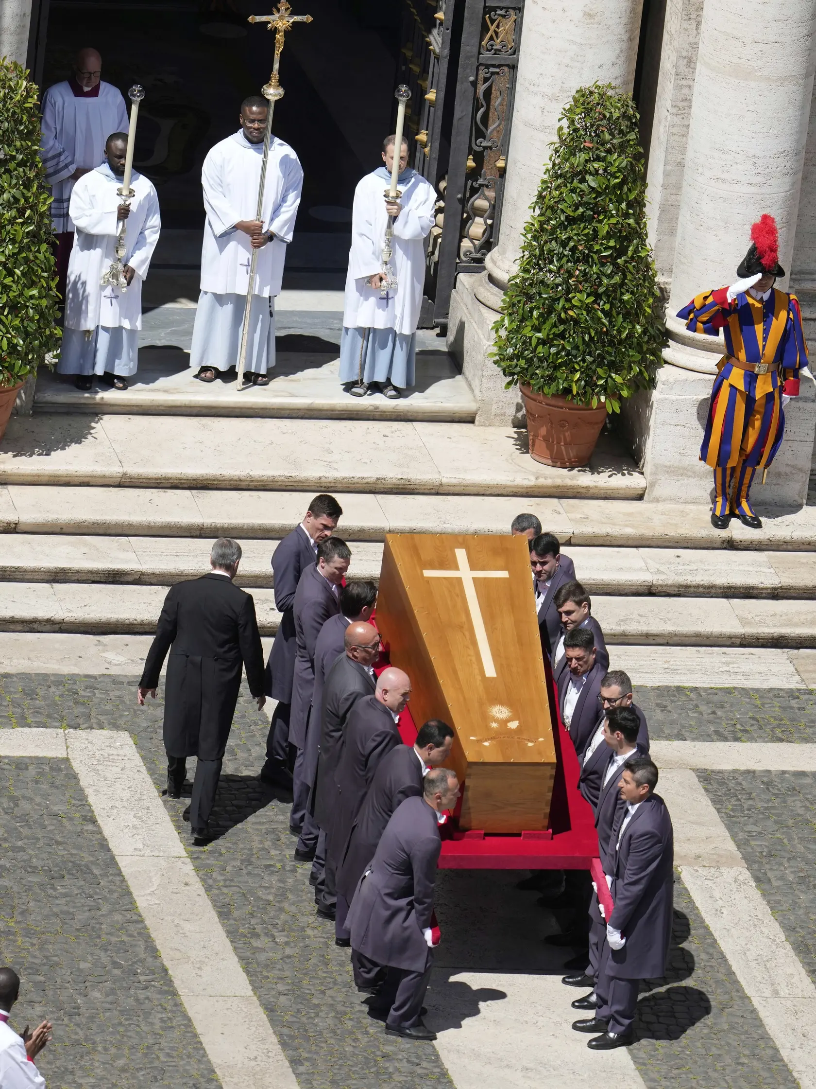 Rakva s telesnými pozostatkami zosnulého pápeža Františka je vynášaná do Baziliky Panny Márie Väčšej (Santa Maria Maggiore) na konci pohrebného sprievodu, kde pápeža pochovajú. FOTO TASR/AP