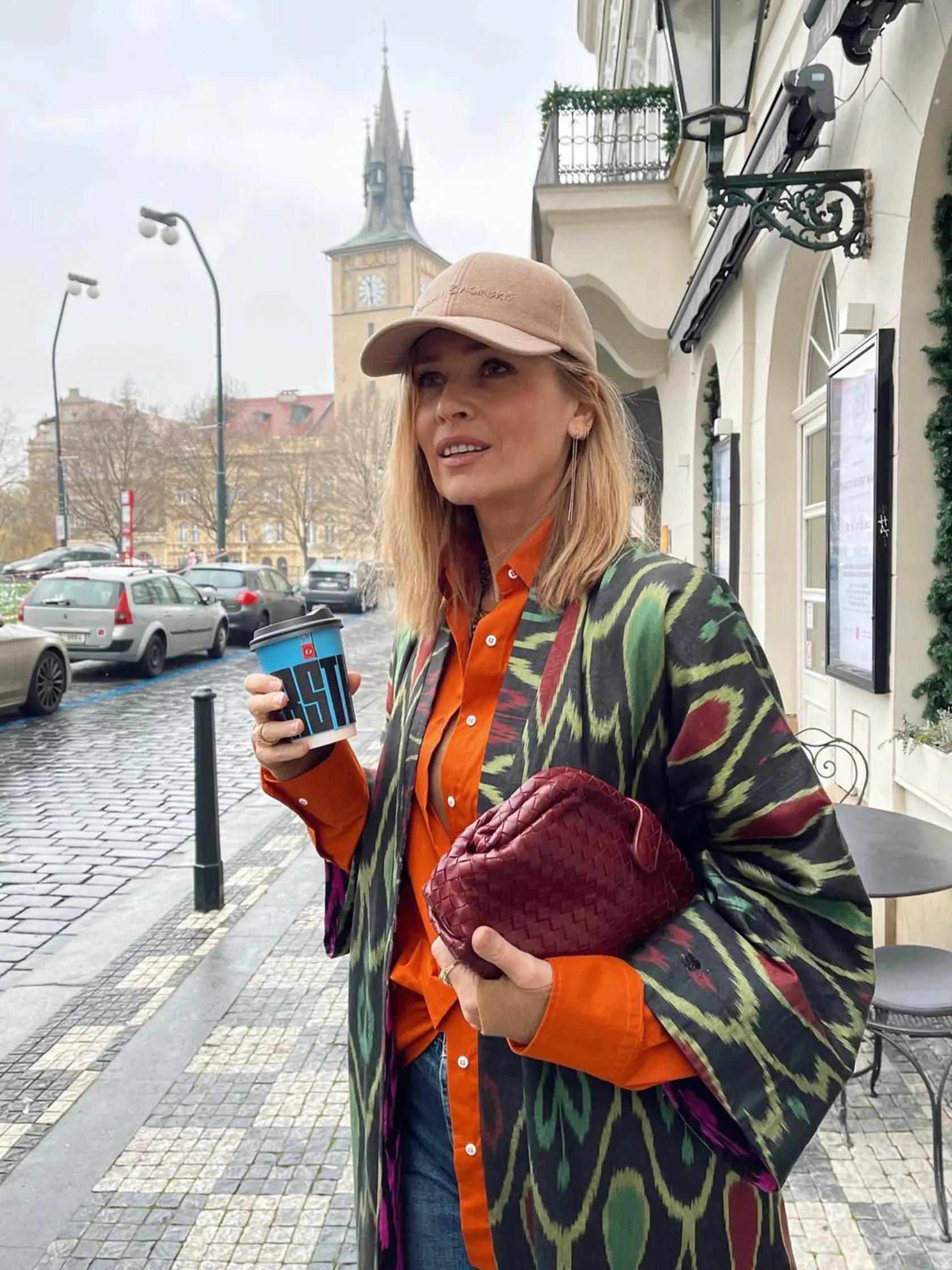 Oranžovú košeľu využila aj pri iných stylingoch.