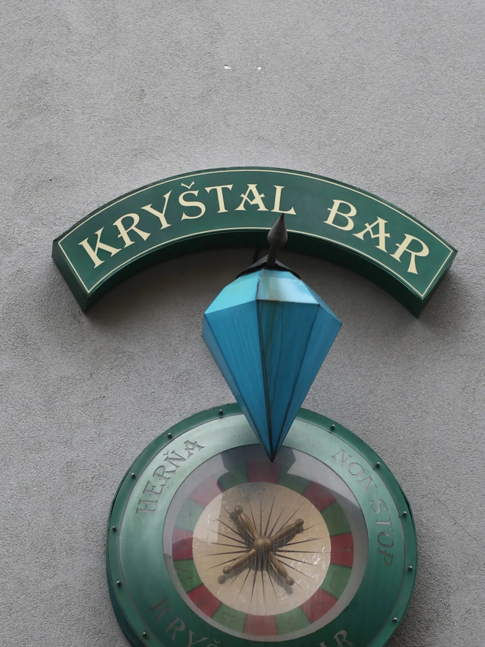 Legendárny Kryštál bar fungoval nonstop.