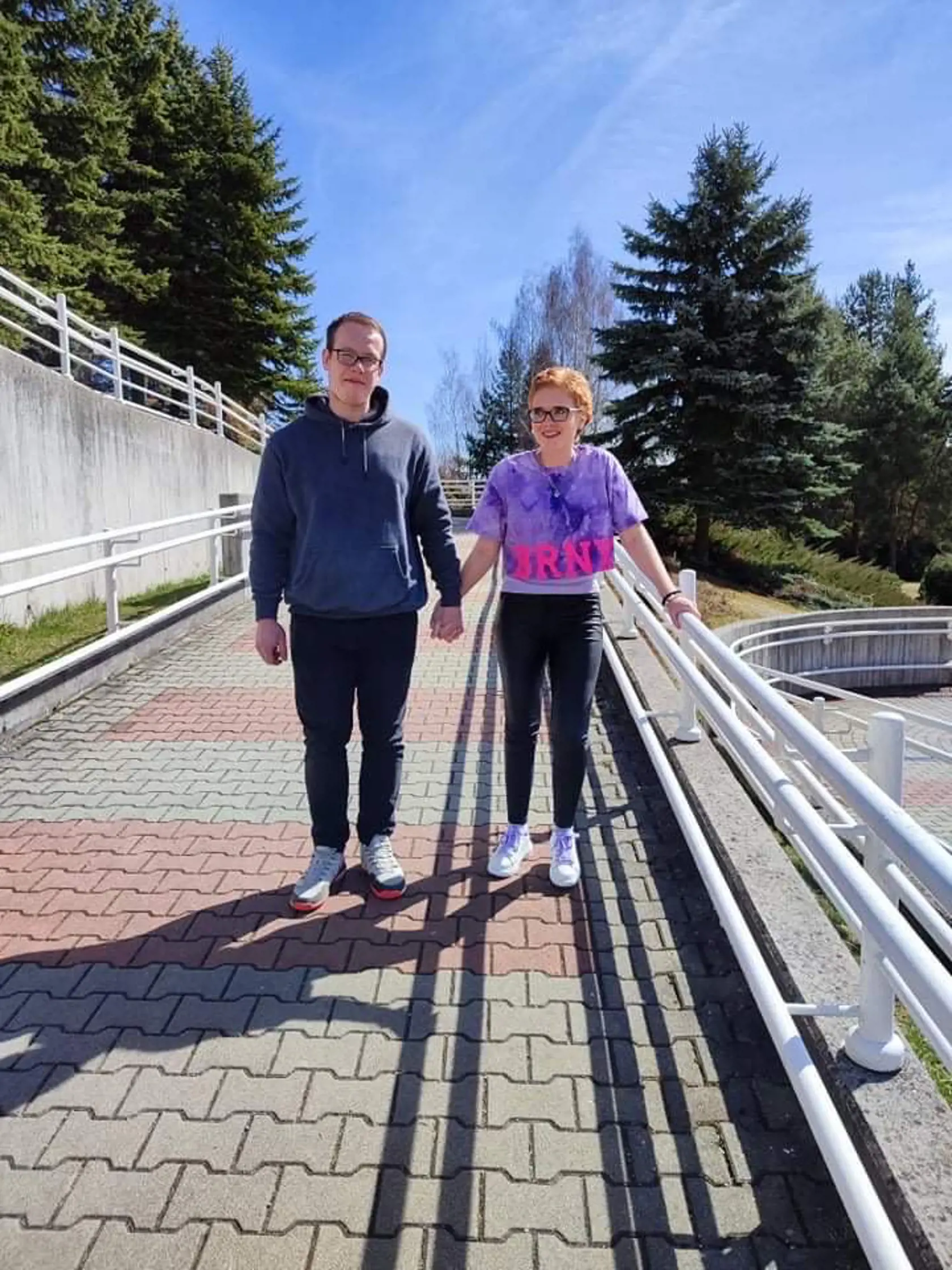 Krásna Lauretta bojuje každý deň a po štyroch rokoch sa učí znova chodiť, rozprávať a žiť. „Bol to normálny deň, nemala žiadne príznaky, nič, čo by naznačovalo, že sa niečo stane,“ spomína Adrián na osudný deň 31. októbra, teda obdobie tesne pred dušičkami
