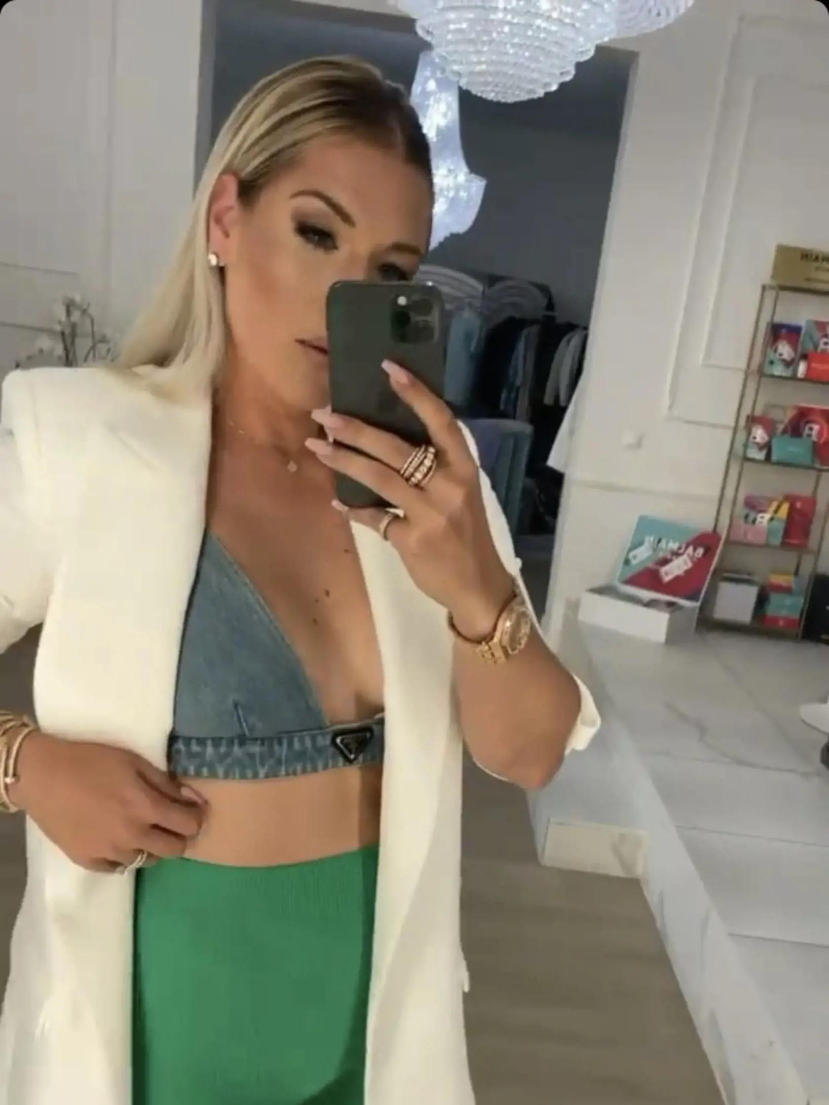 O outfit sa Dominike tradične postaral stylista Andrej Kusalík. Obaja spomínaní páni boli na oslave prítomní tiež.
