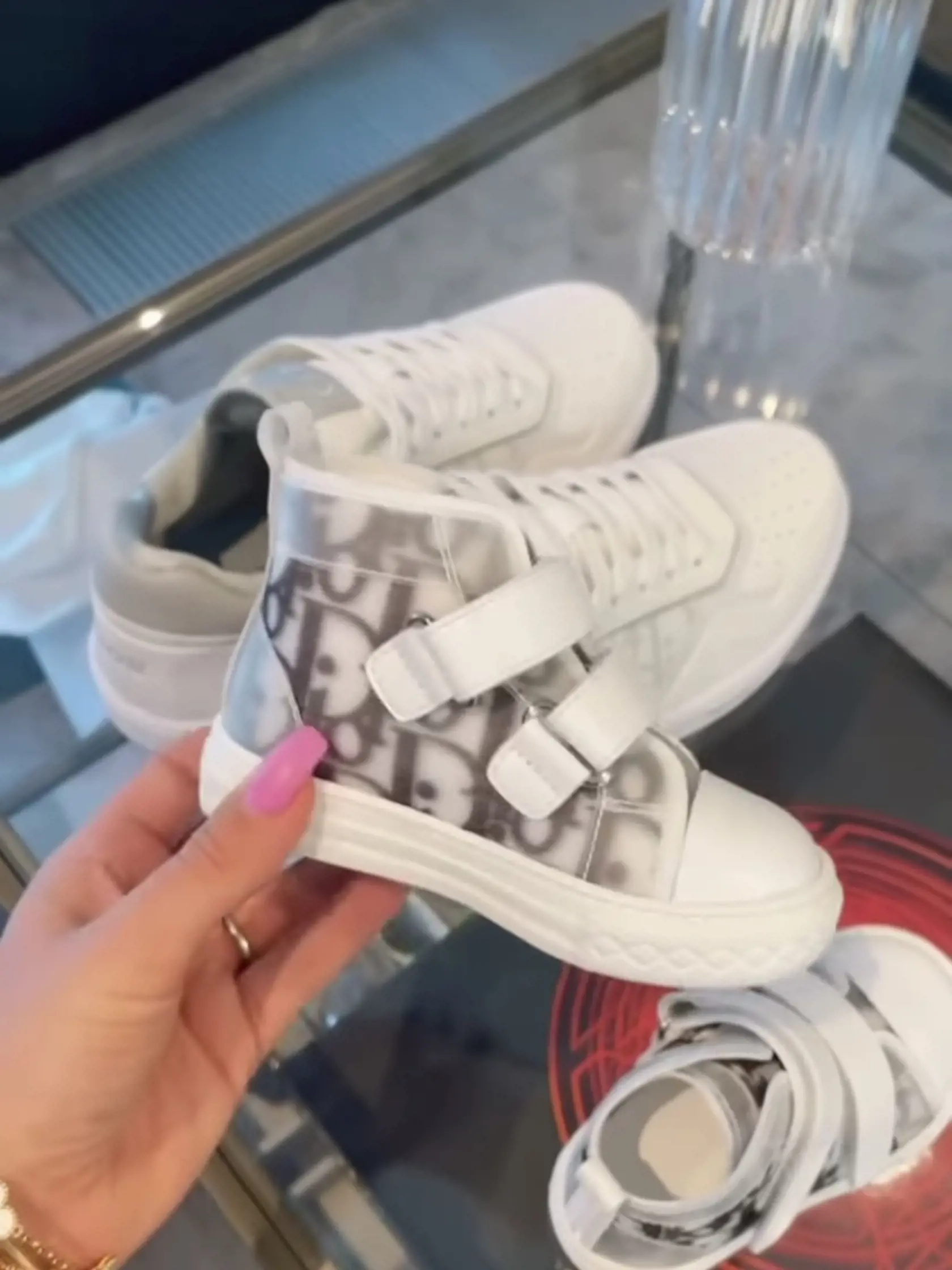 Dominika sa pochválila štýlovými teniskami Dior pre svojho syna. Vysolíte za ne 475 eur!