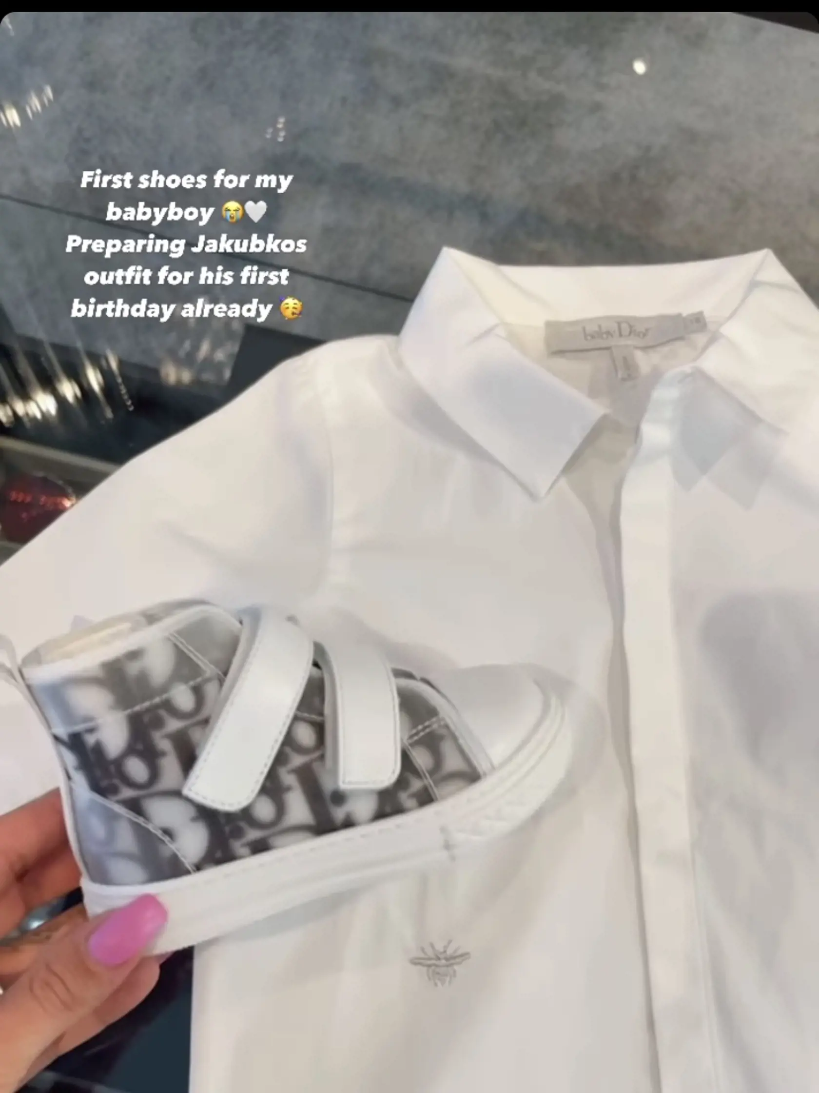 Dominika sa pochválila štýlovými teniskami Dior pre svojho syna. Vysolíte za ne 475 eur! Biela košeľa od slávneho módneho domu vás vyjde na 210 eur.