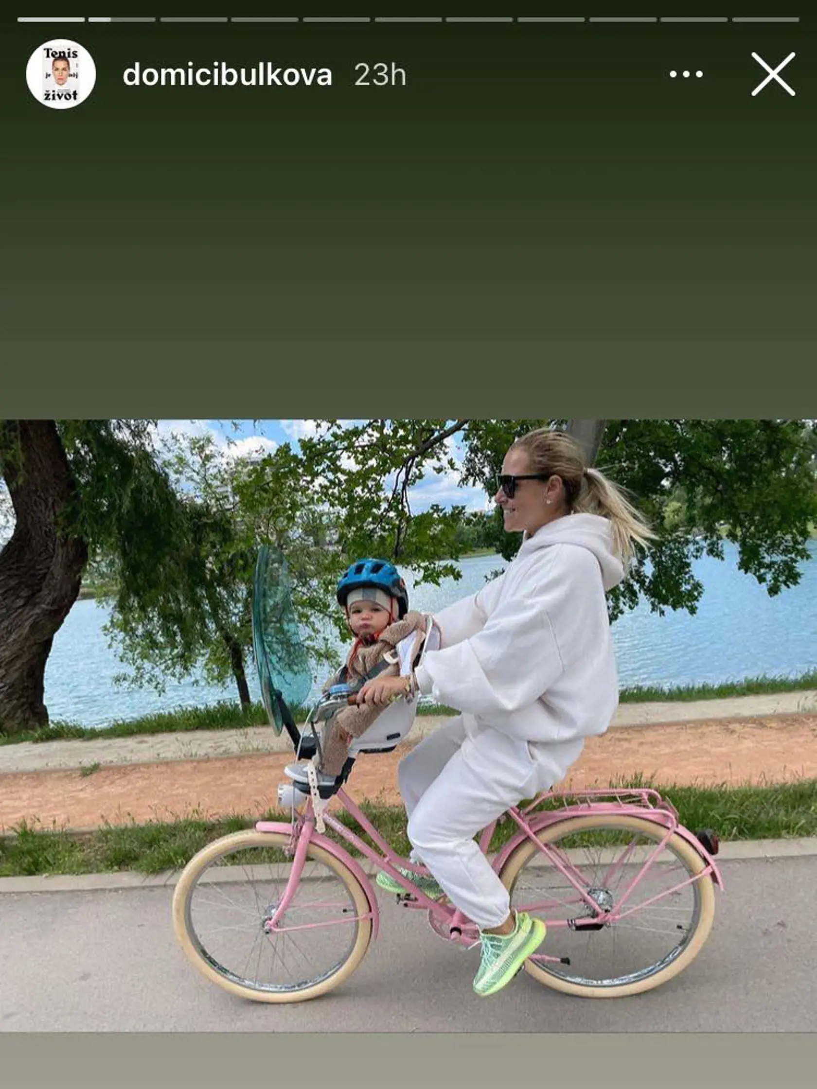 Po pôrode Cibulková často strieda auto s bicyklom, na ktorom sa vozí spolu s jej synčekom po Bratislave.