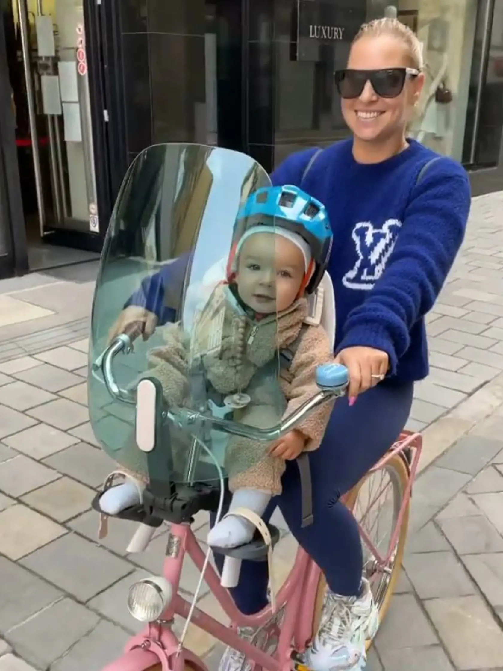 Domča často berie synčeka na výlety a svojim fanúšikom ukázala novučičký ružový bicykel s modrým štítom, ktorý chráni Jakubka.