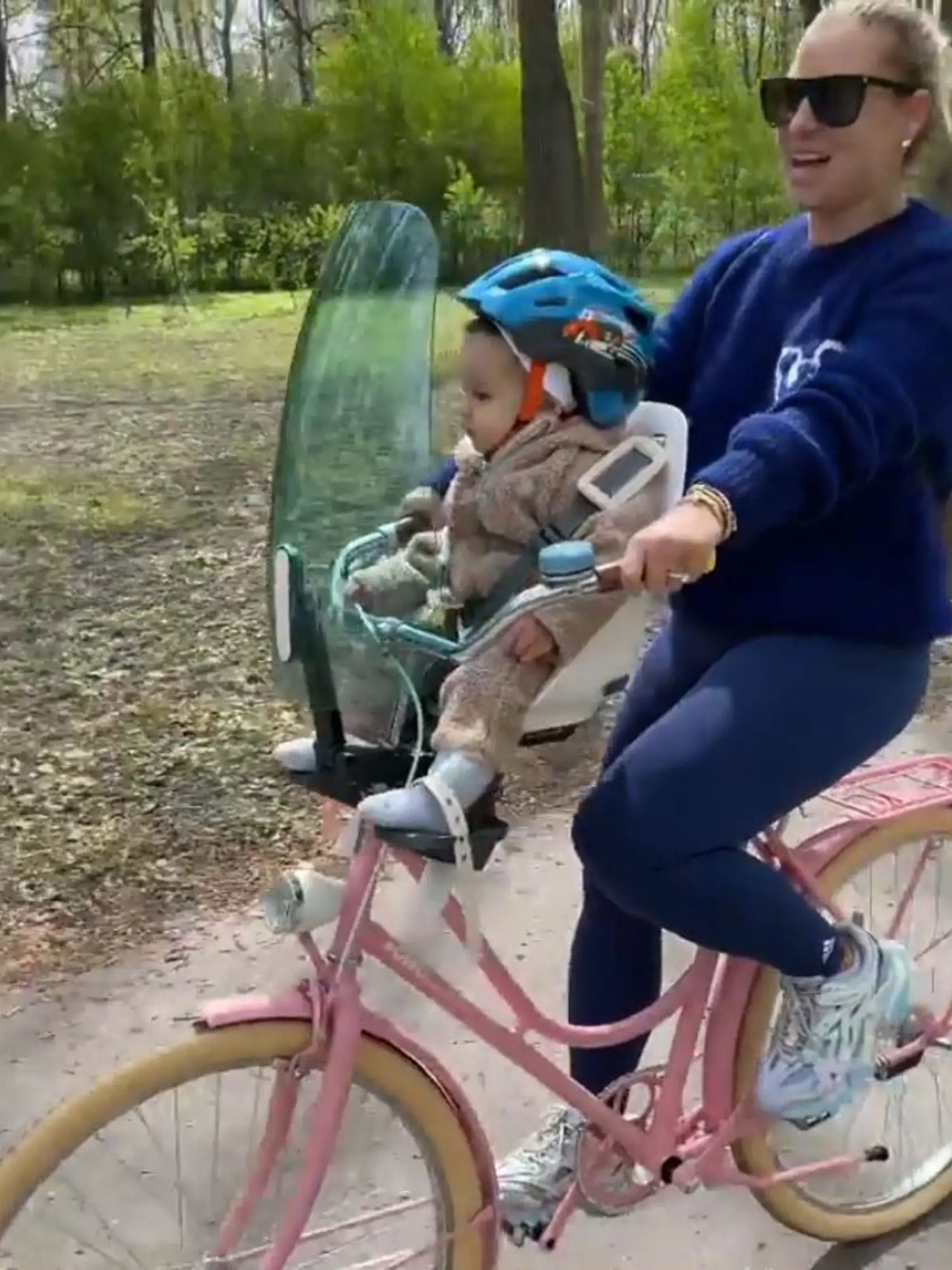 Domča často berie synčeka na výlety a svojim fanúšikom ukázala novučičký ružový bicykel s modrým štítom, ktorý chráni Jakubka.