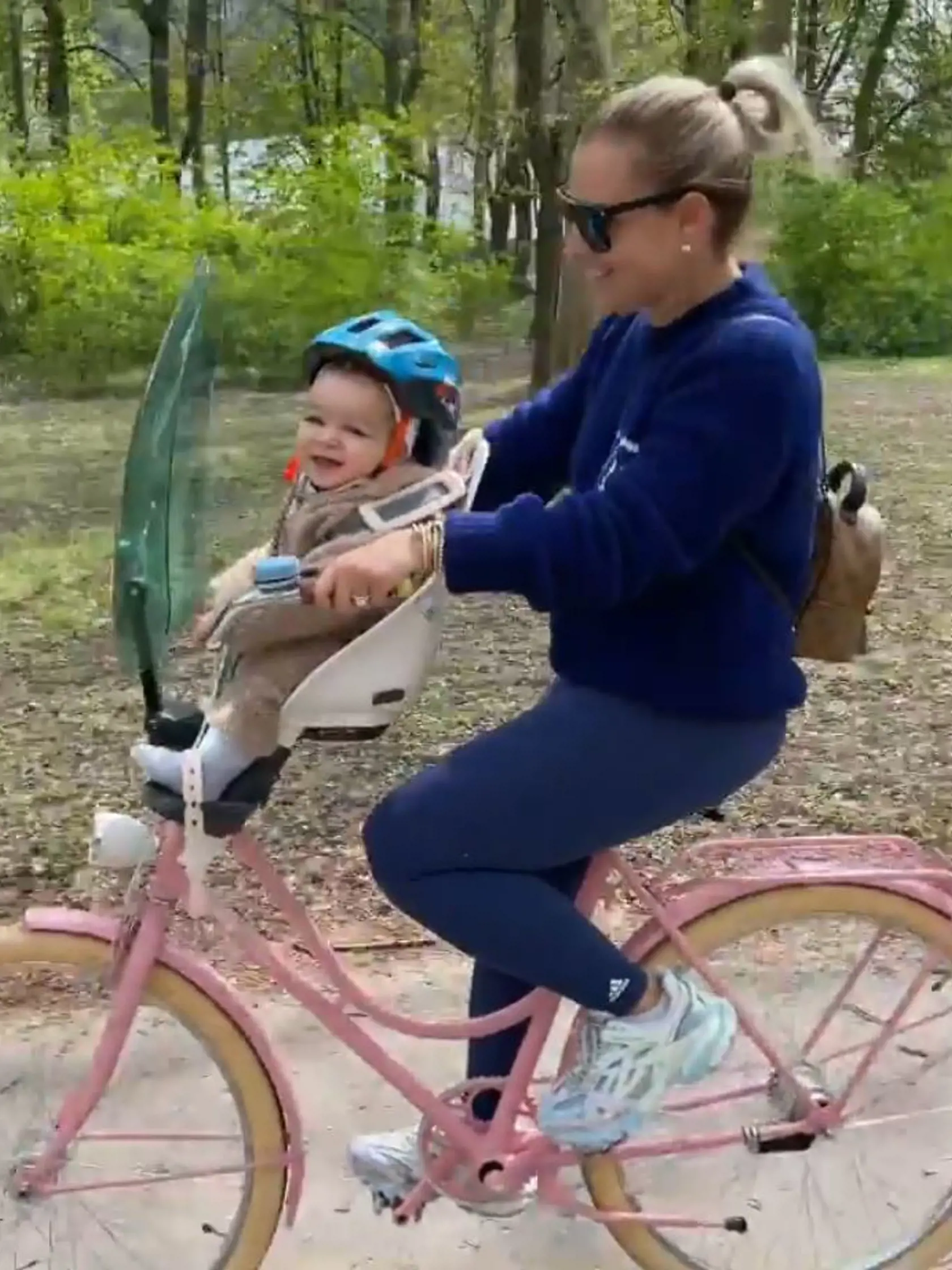 Domča často berie synčeka na výlety a svojim fanúšikom ukázala novučičký ružový bicykel s modrým štítom, ktorý chráni Jakubka.