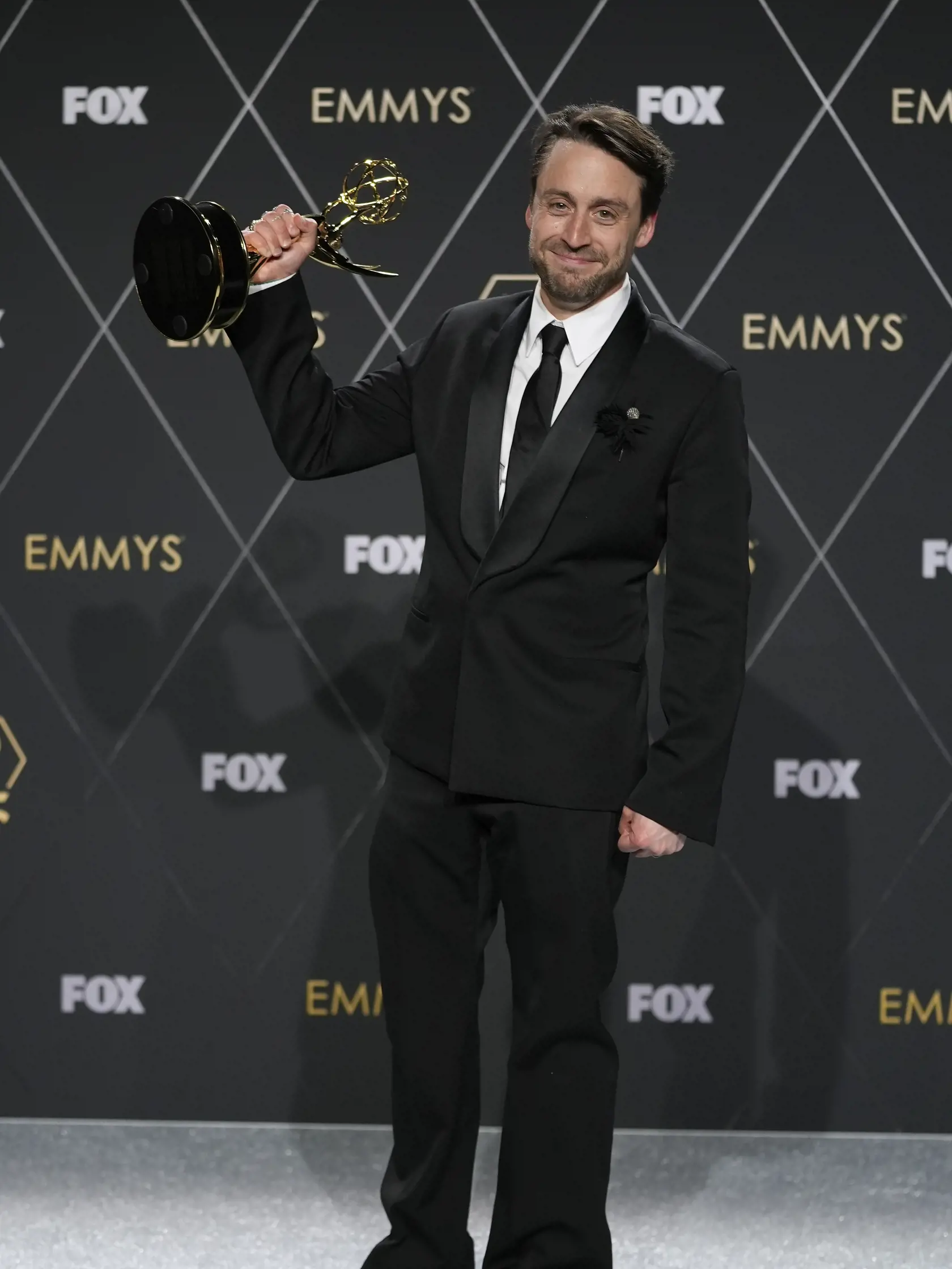 Na snímke herec Kieran Culkin pózuje s cenou Najlepší herec v hlavnej úlohe v dramatickom seriáli (Succession) počas 75. ročníka odovzdávania amerických televíznych cien Emmy v americkom Los Angeles 16. januára 2024.