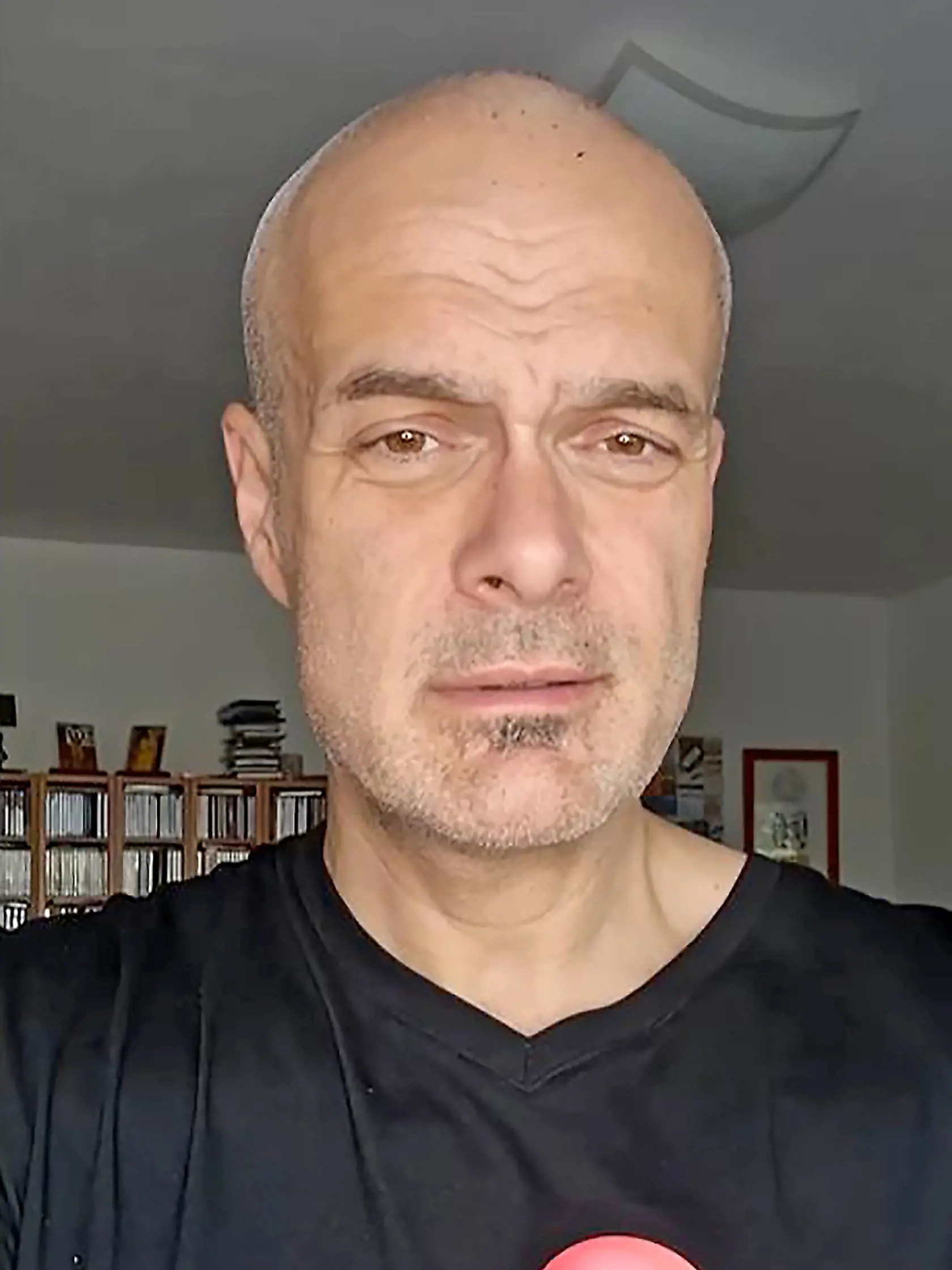 MÁJ 2023 Vychudnutý. Slávik má na nových fotografiách, hore, prepadnuté líca a v tvári pôsobí extrémne štíhlo.