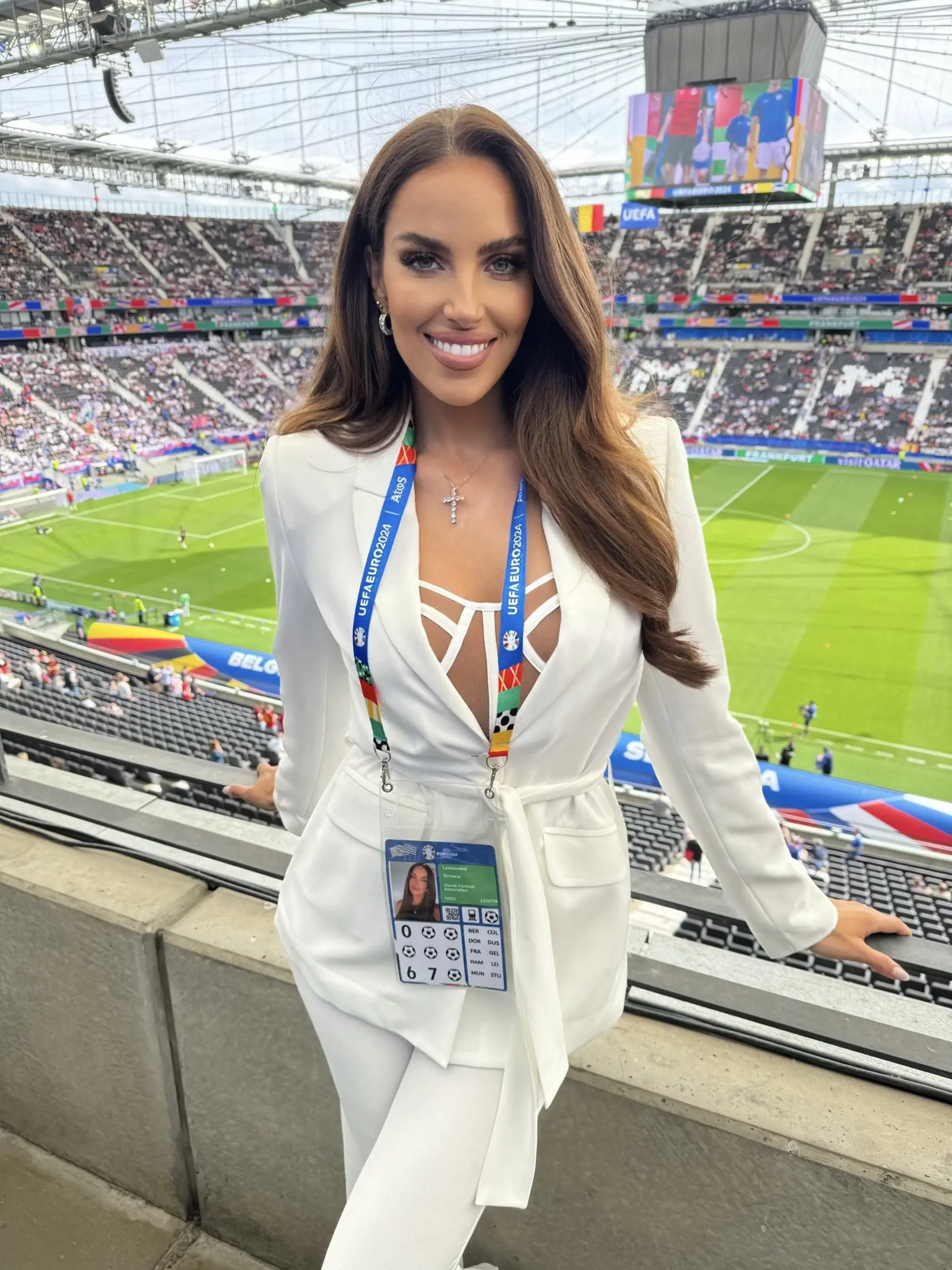 Naša moderátorka Simona Leskovská ohuruje na EURO 2024 nielen svojimi vedomosťami, ale aj nespútanou krásou.