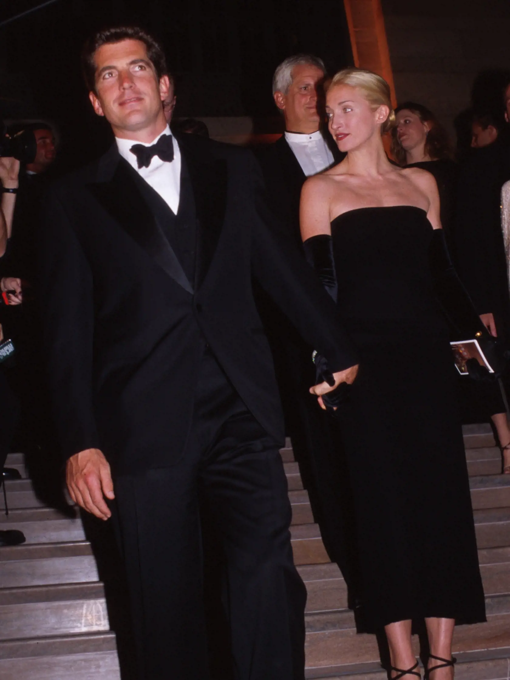 Tabák zverejnila aj fotku Carolyn Bessette, kde má oblečené na rovnaké čierne šaty s rukavicami. Poslankyňa sa dokonca aj v prípade účesu nechala inšpirovať svojím módnym vzorom a zvolila si rovnako roztomilý drdol.