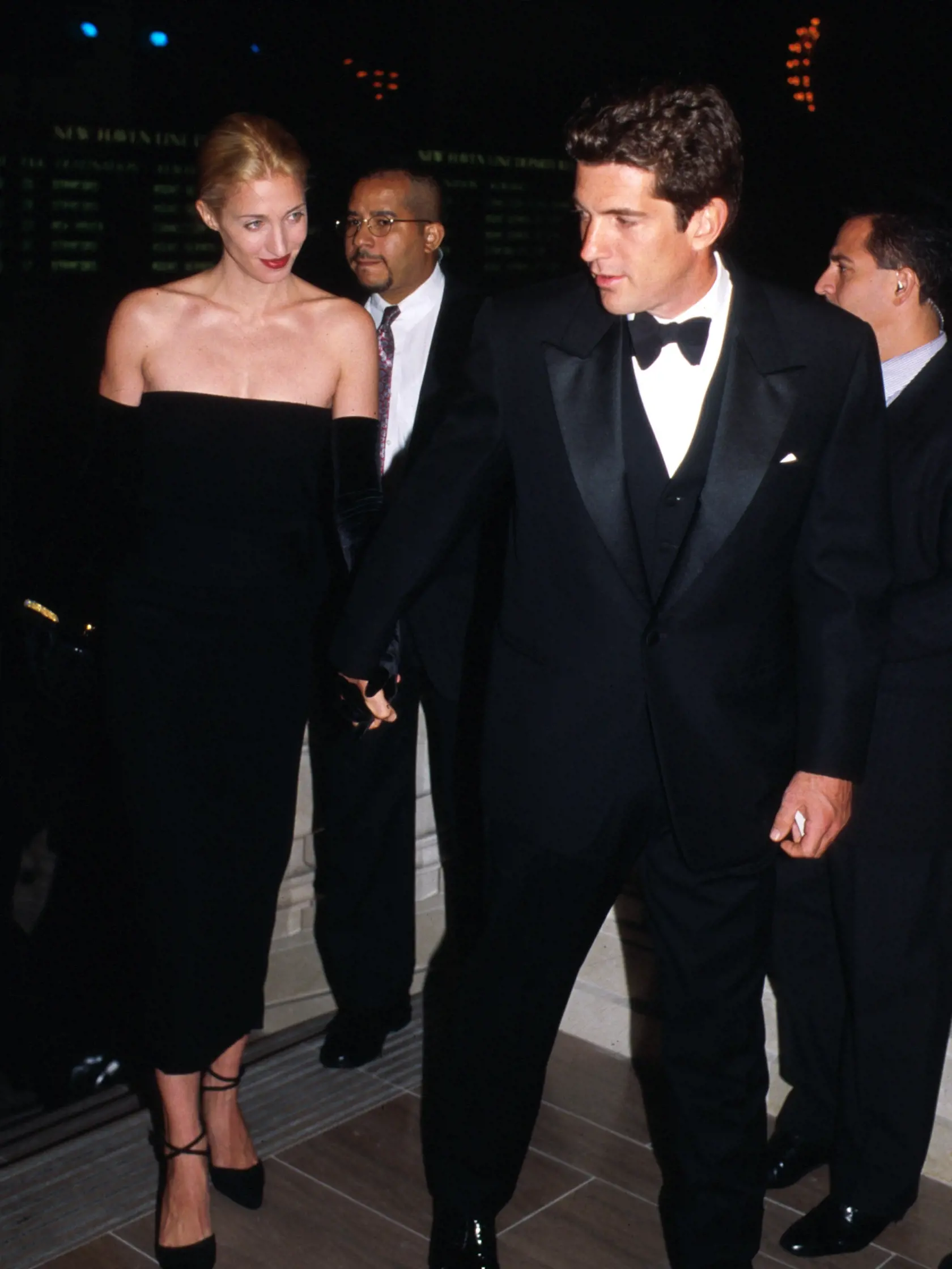 Tabák zverejnila aj fotku Carolyn Bessette, kde má oblečené rovnaké čierne šaty s rukavicami. Poslankyňa sa dokonca aj v prípade účesu nechala inšpirovať svojím módnym vzorom a zvolila si rovnako roztomilý drdol.