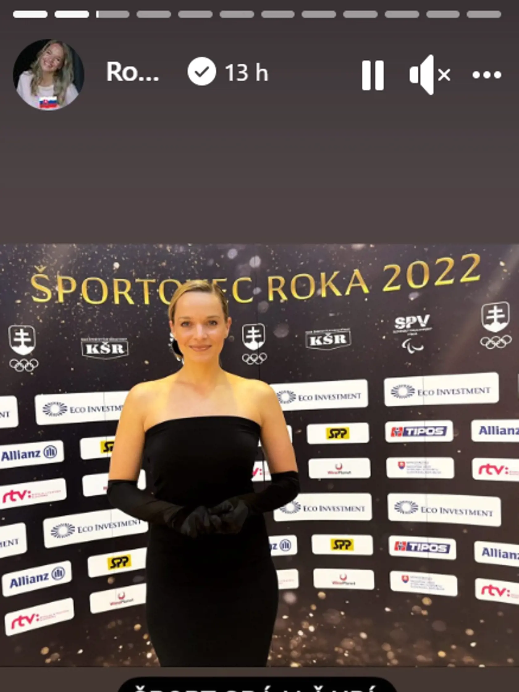 Vyčarila hollywoodsky look! Poslankyňa Sme rodiny Romana Tabák (31) zažiarila v očarujúcej čiernej róbe na odovzdávaní cien v ankete Športovec roka 2022 v Bratislave.