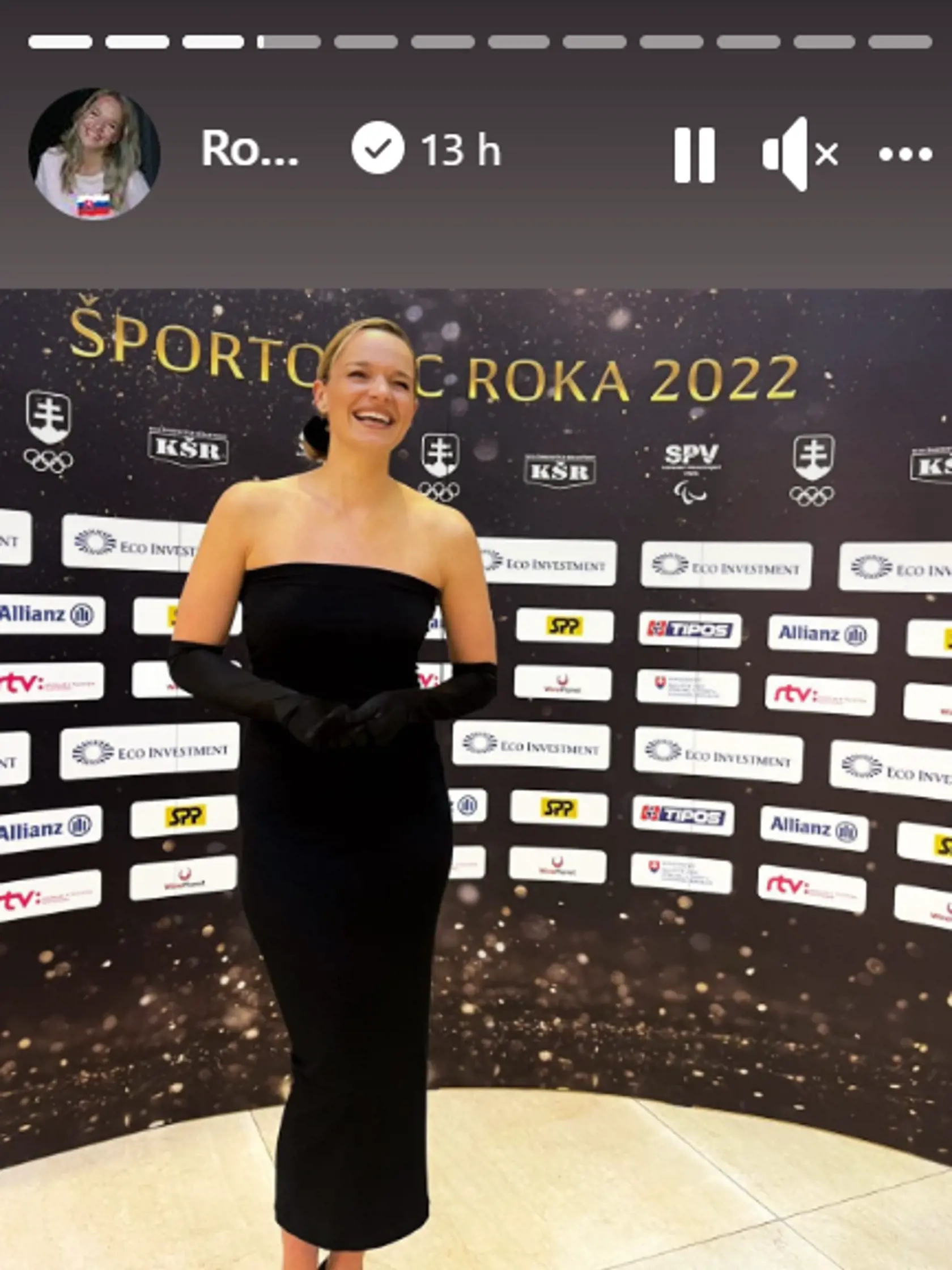 Poslankyňa si na prestížnu udalosť zvolila priliehavé šaty z čierneho zamatu, doplnené o čierne rukavice s dĺžkou po lakeť. Rafinovane odhalený chrbát dodal outfitu triedu aj štýl a pôsobil mimoriadne sexi. Ako Tabák neskôr prezradila, pri výbere šiat ju inšpiroval glamour štýl Carolyn Bessette - tragicky zosnulej manželky Johna F. Kennedyho Jr., ktorá sa považovala za módnu ikonu.